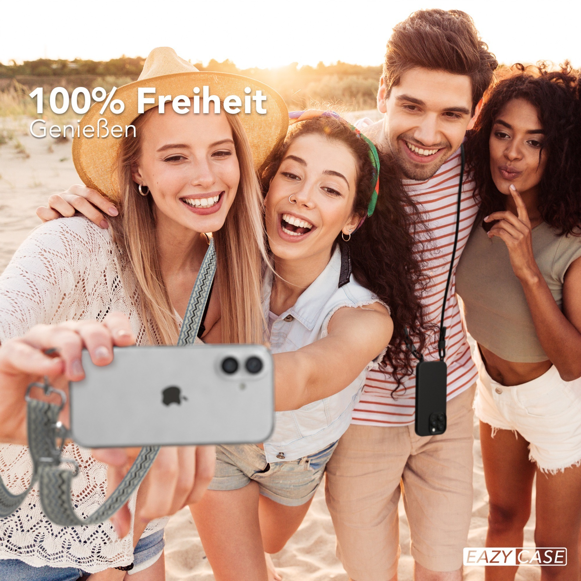 Vier Personen machen ein Selfie am Strand. Der Text lautet 100% Freiheit. Das Telefon ist an einem Gurt befestigt.