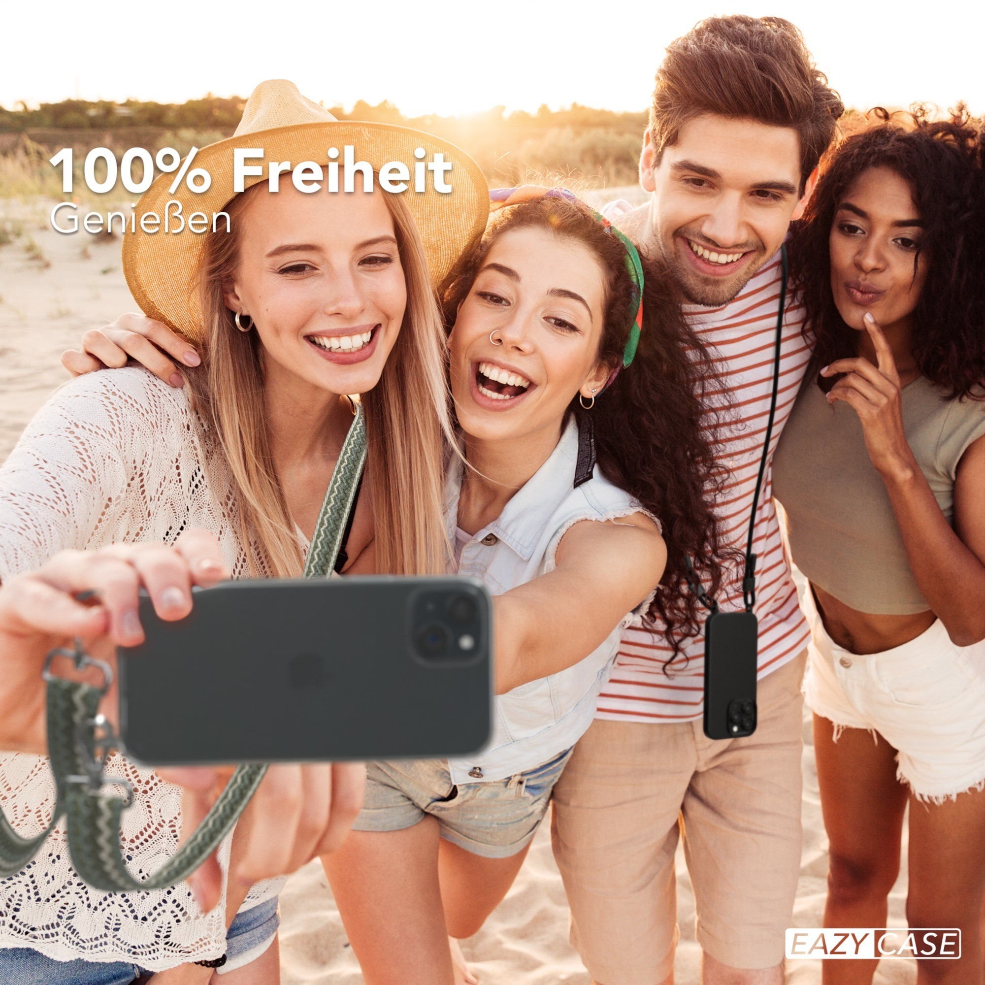 Vier Personen machen ein Selfie. Text: 100% Freiheit. Sie sind am Strand, fröhlich und lächeln.