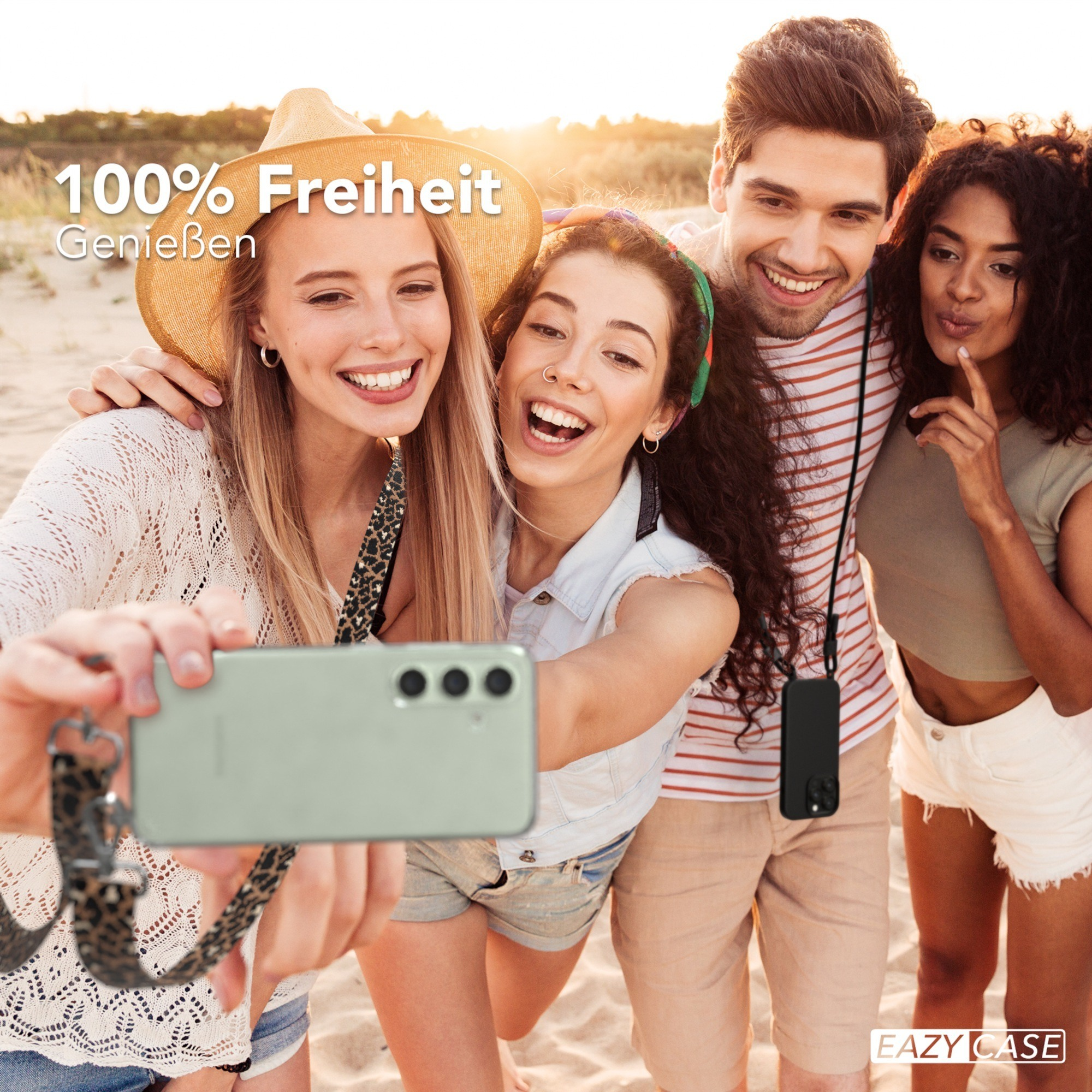 Freunde machen ein Selfie am Strand. Das Telefon hat einen Leopardenmuster-Gurt.