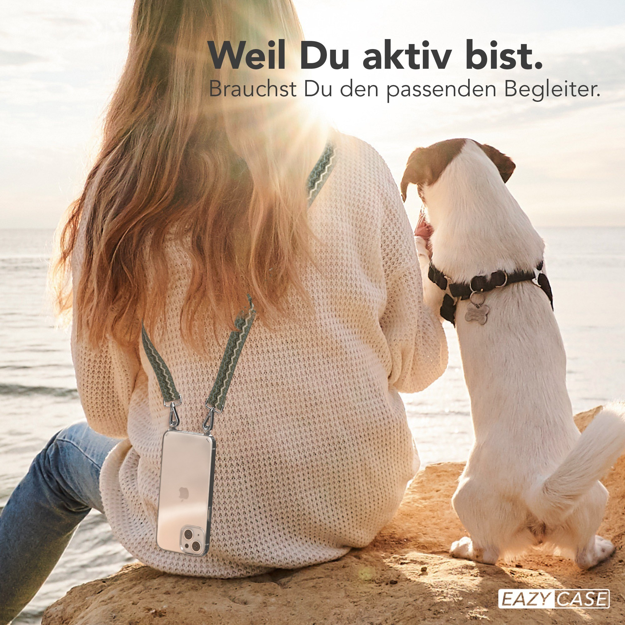Frau, Hund, Handyhülle mit Gurt auf einem Felsen am Meer, sonnig. Text: Weil du aktiv bist. Du brauchst einen Begleiter.