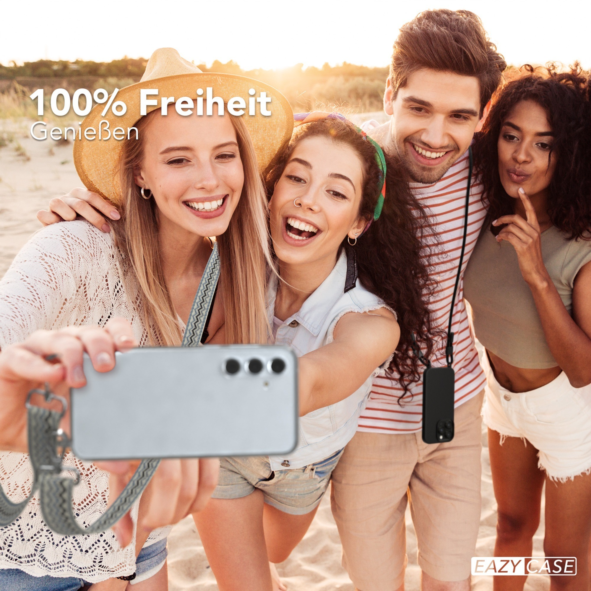 Vier Personen machen ein Selfie. Einer hält das Telefon. Alle lächeln und lachen.