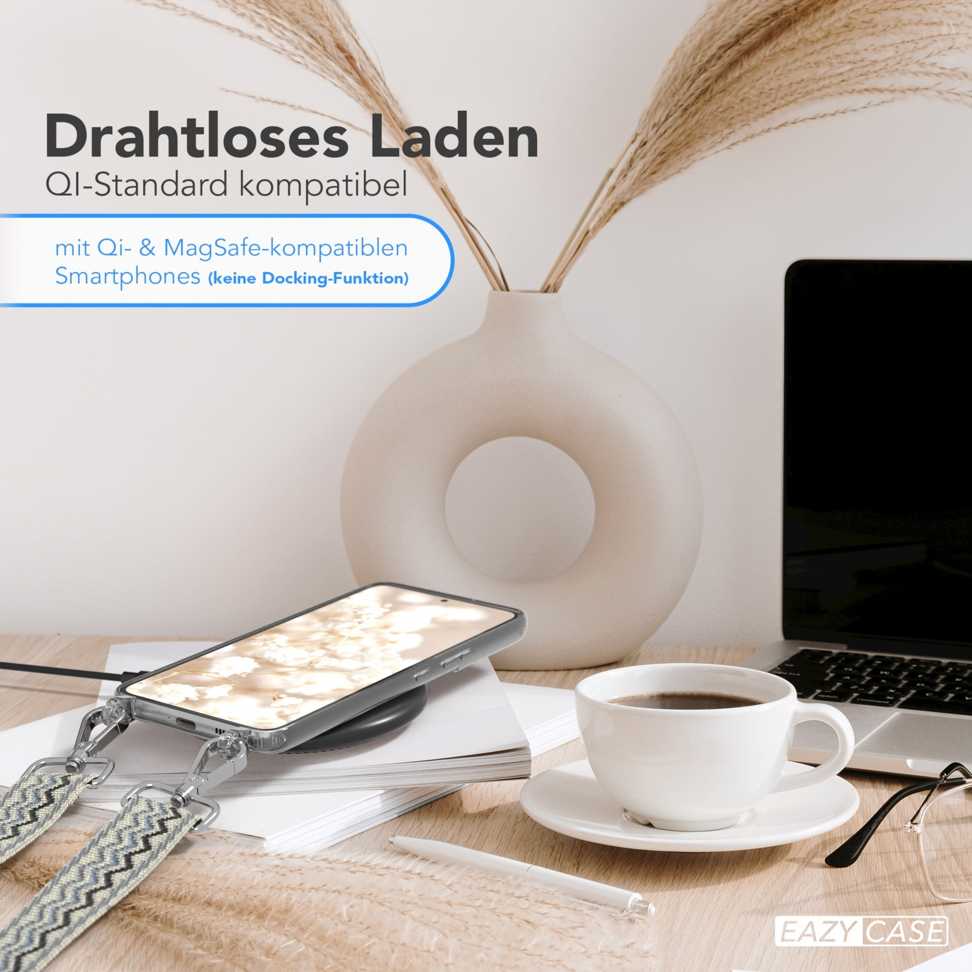Telefon wird kabellos auf einem Schreibtisch mit Kaffee, Laptop und Pflanze geladen. Qi-kompatibel.