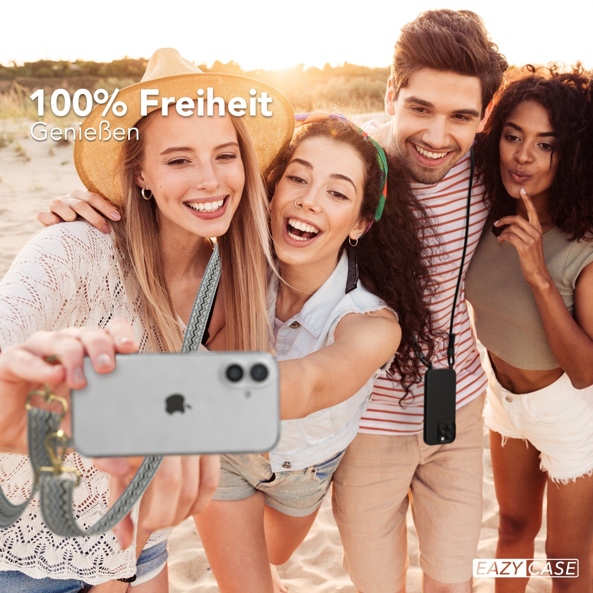 Vier Personen machen ein Selfie mit einem Telefon, das einen Riemen hat. Sie alle lächeln und amüsieren sich.