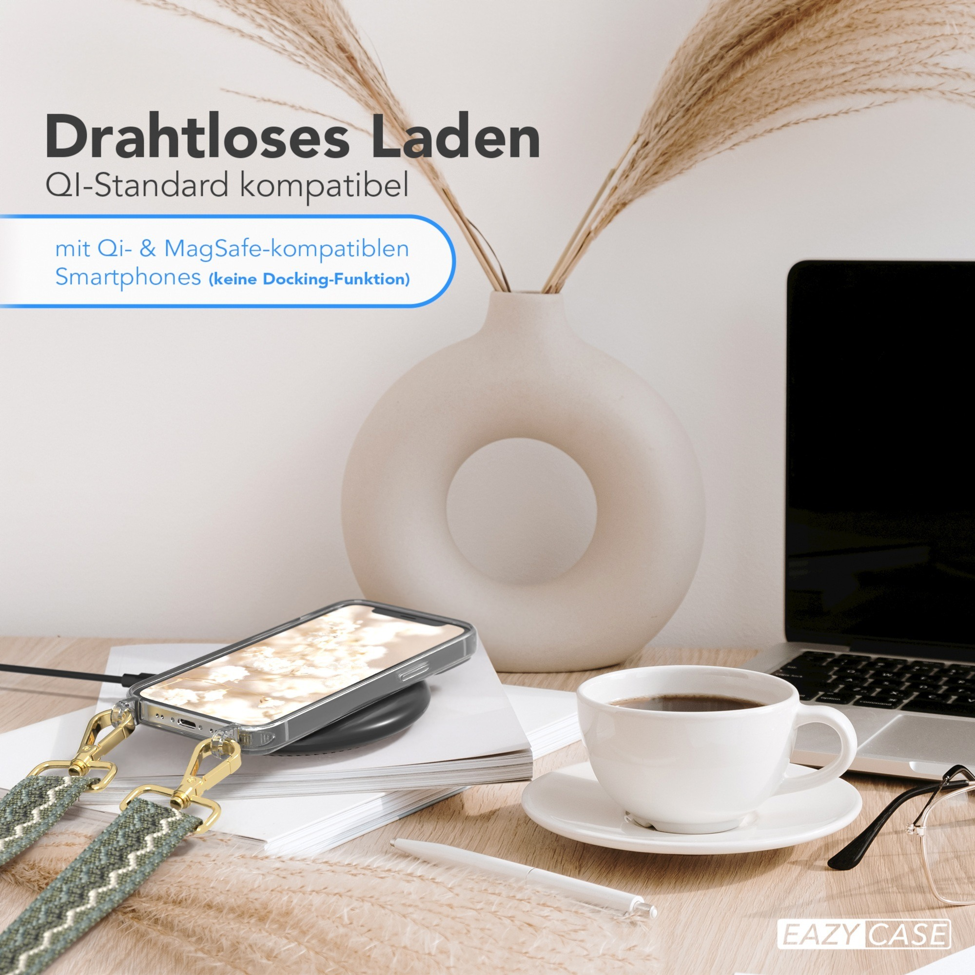 Smartphone auf kabellosem Ladegerät. Eine Kaffeetasse, Vase, Laptop und Schnur sind sichtbar.