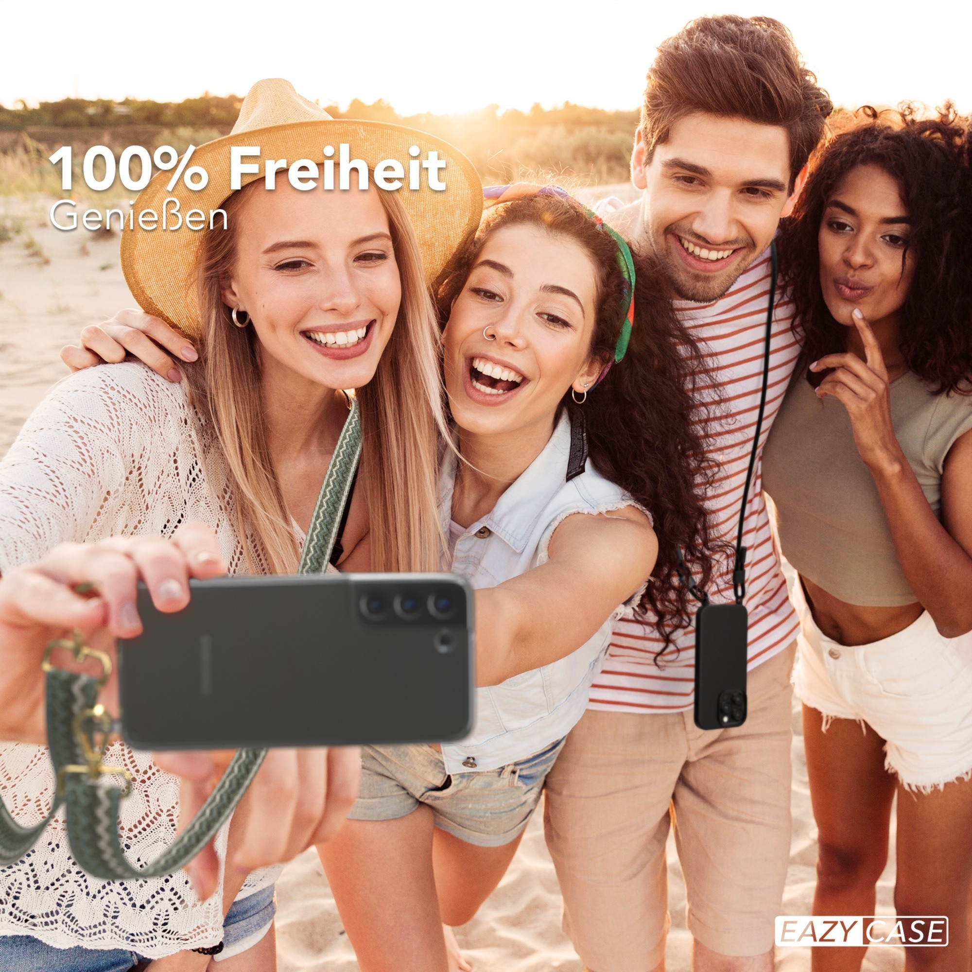 Vier junge Leute machen ein Selfie. Einer hält ein Telefon mit einem grünen Riemen. Der Text lautet „100 % Freiheit“.