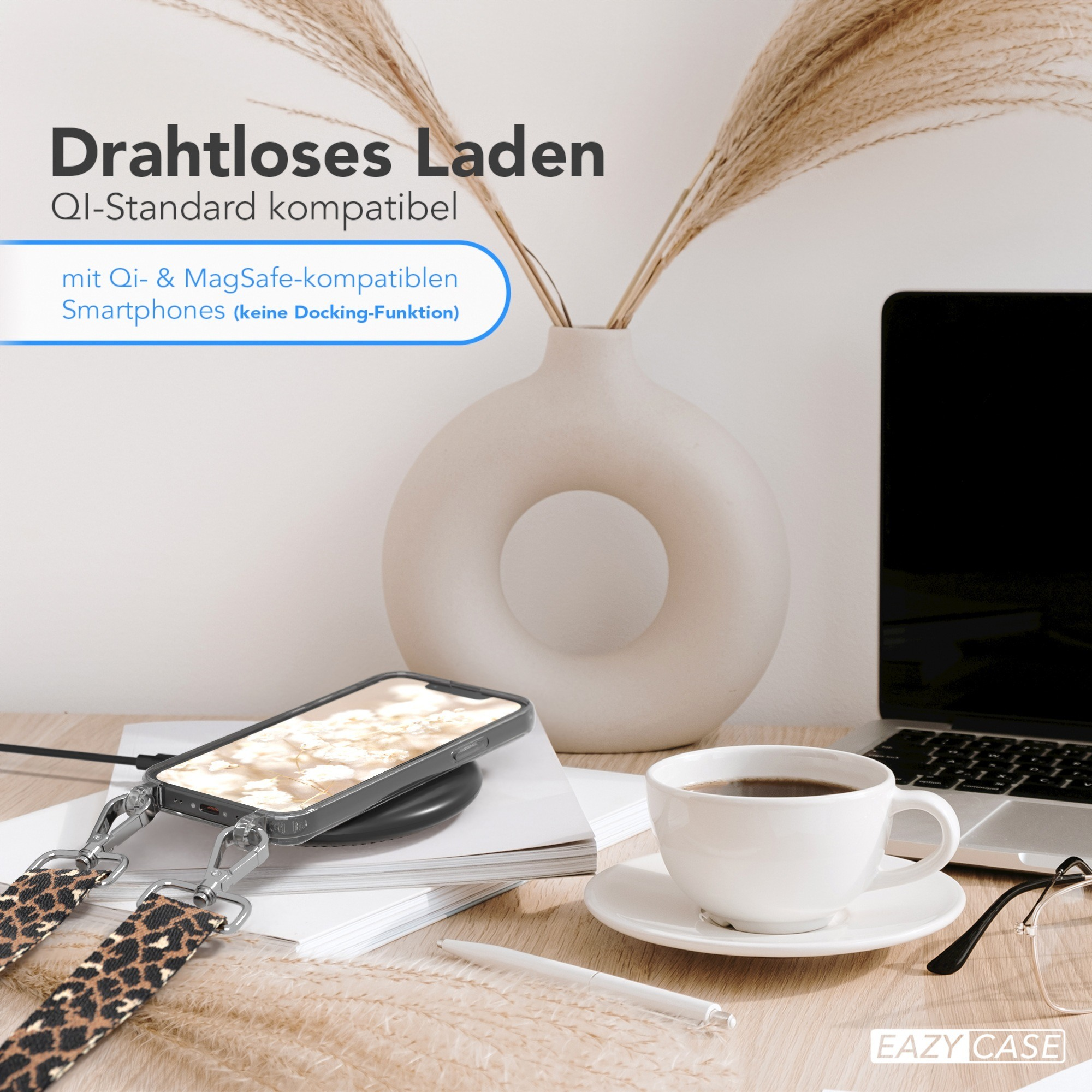 Telefon auf kabellosem Ladegerät mit Leopardenmuster-Band, neben einer Kaffeetasse und Vase.