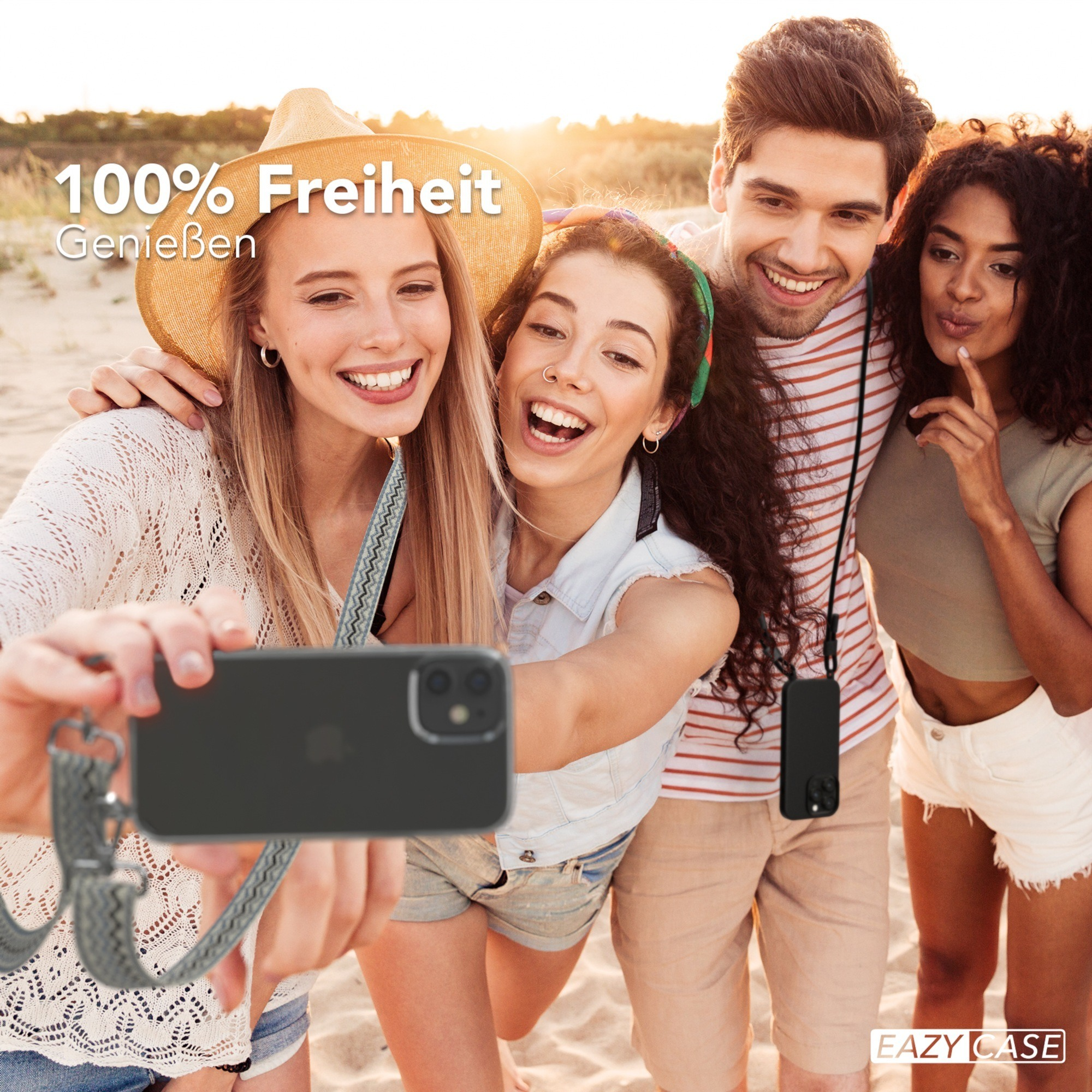 Vier junge Leute machen ein Selfie am Strand, lächeln und sind glücklich.