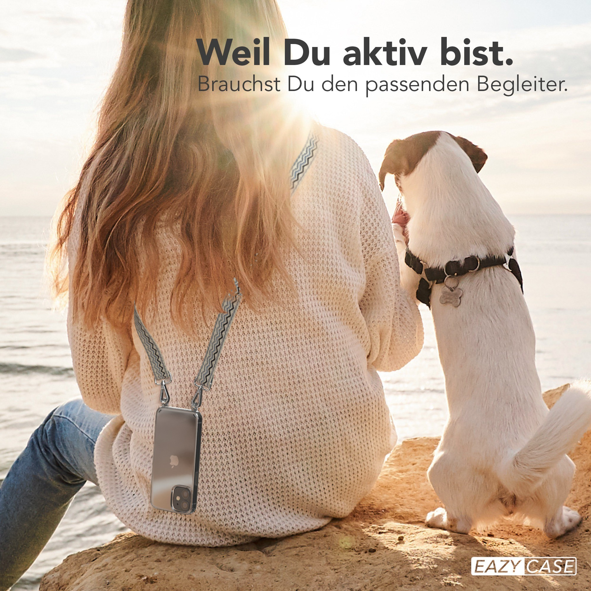 Frau mit Handyhülle am Strand mit Hund. Die Sonne scheint. Text: Weil du aktiv bist. Du brauchst den passenden Begleiter.