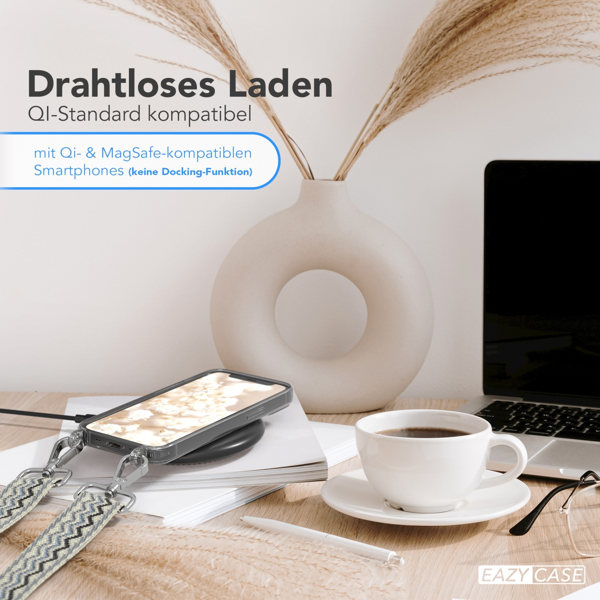 Ein Telefon liegt auf einem kabellosen Ladegerät, mit einer Tasse Kaffee und einem Stift auf einem hellen Holztisch.