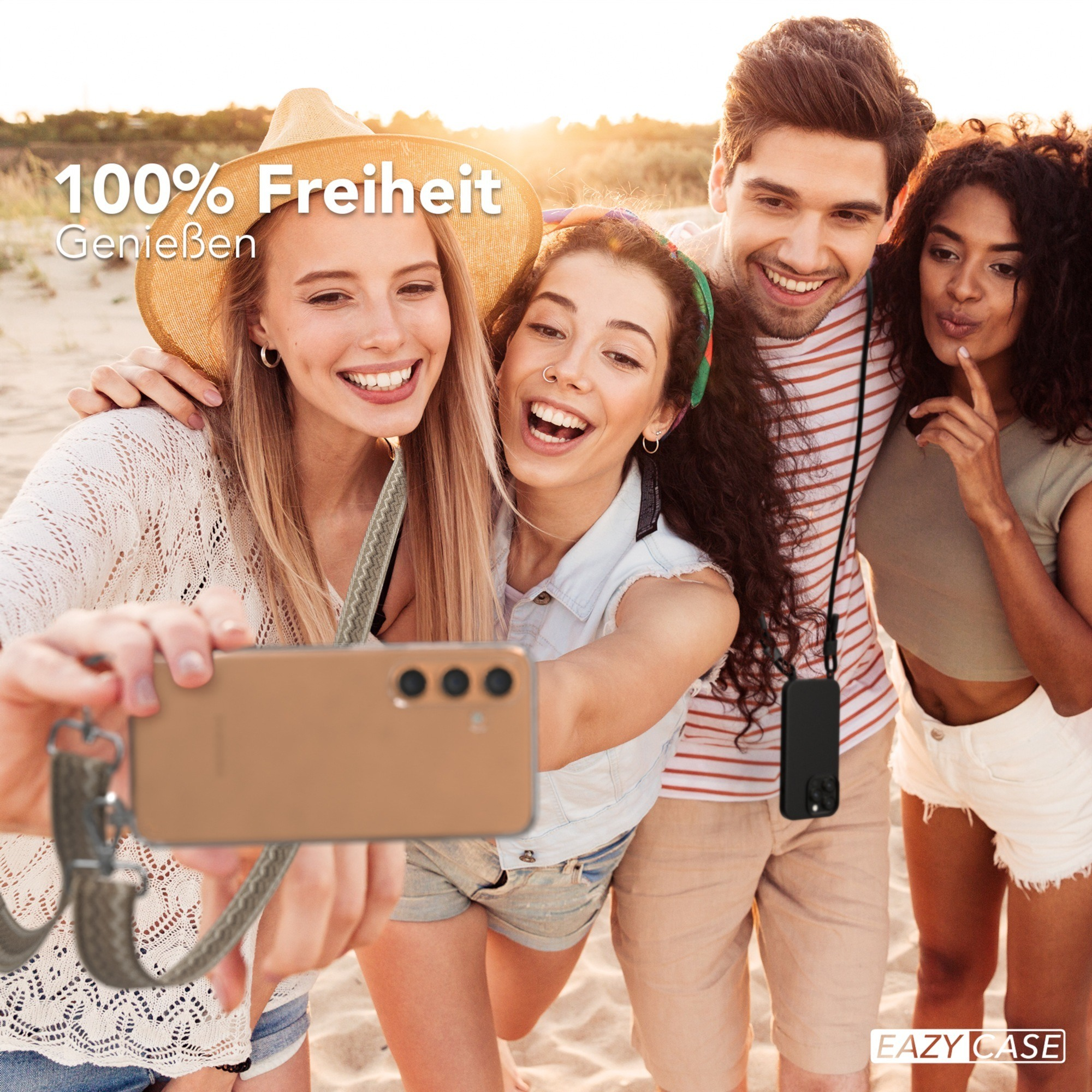 Vier Freunde machen ein Selfie im Freien. Einer hält ein Telefon mit Band.