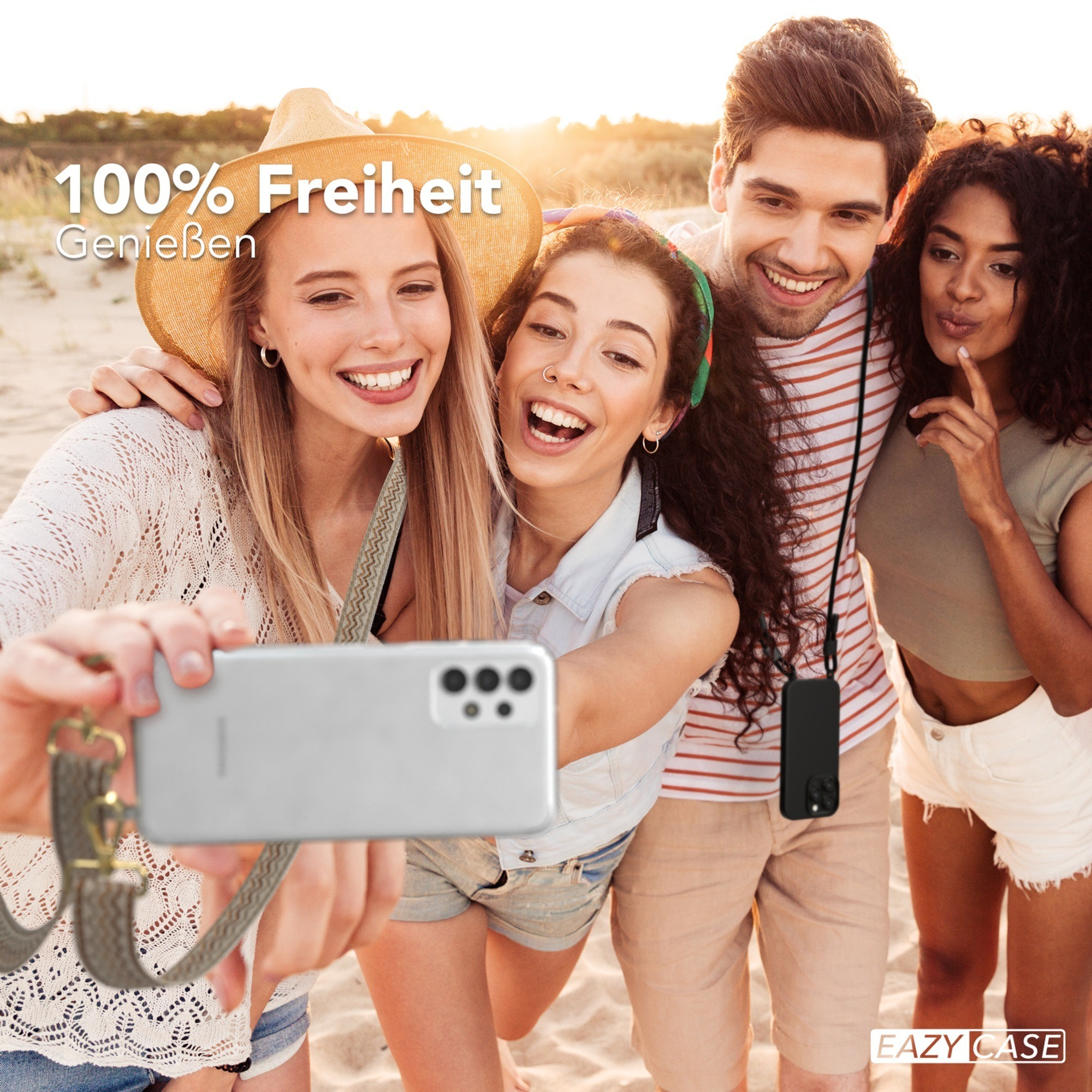 Vier Personen machen ein Selfie am Strand mit einer grauen Handyhülle. Text: 100% Freiheit.