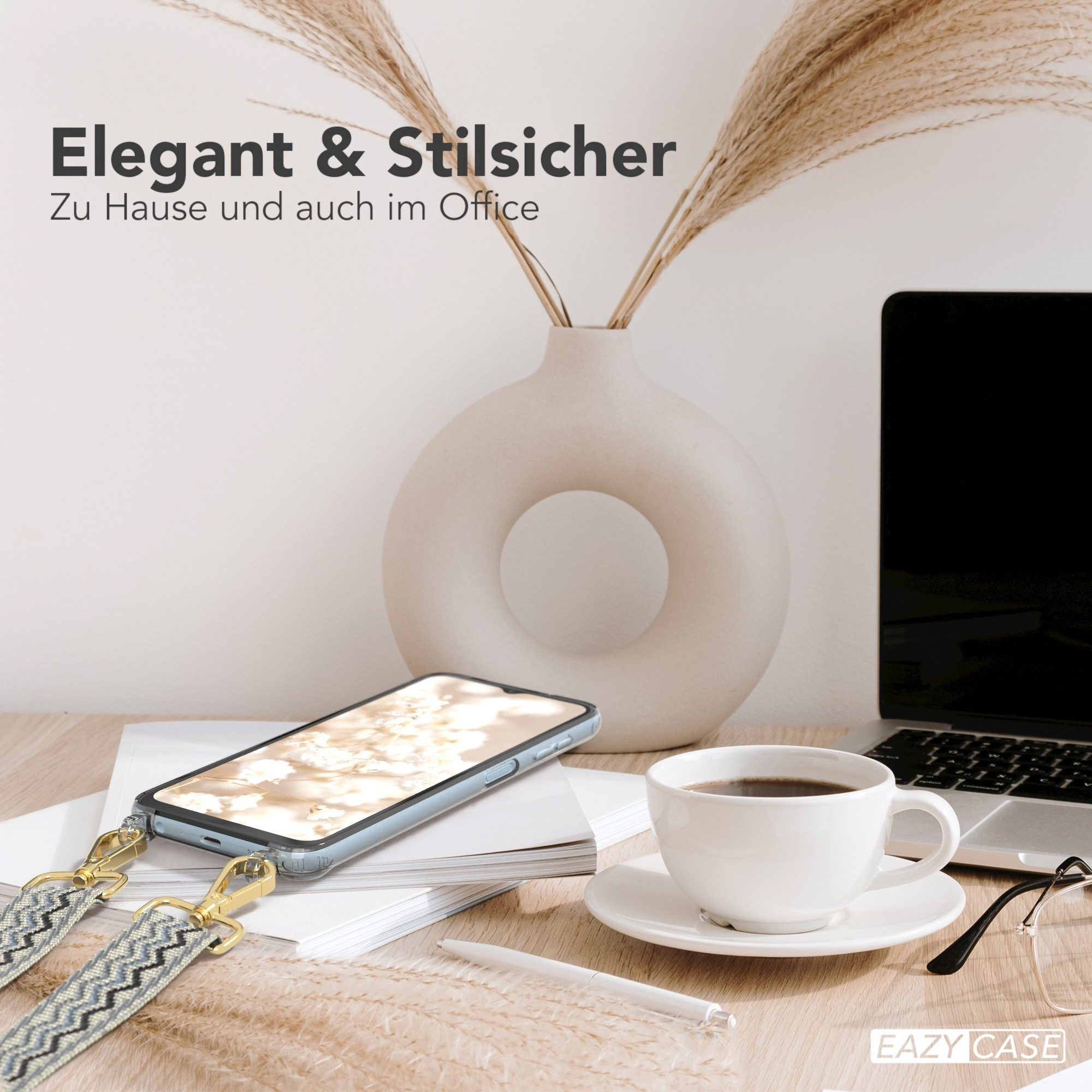 Bürotisch mit Telefon und Kaffeetasse. Telefon hat einen Riemen. Vase mit Pflanzen rechts.
