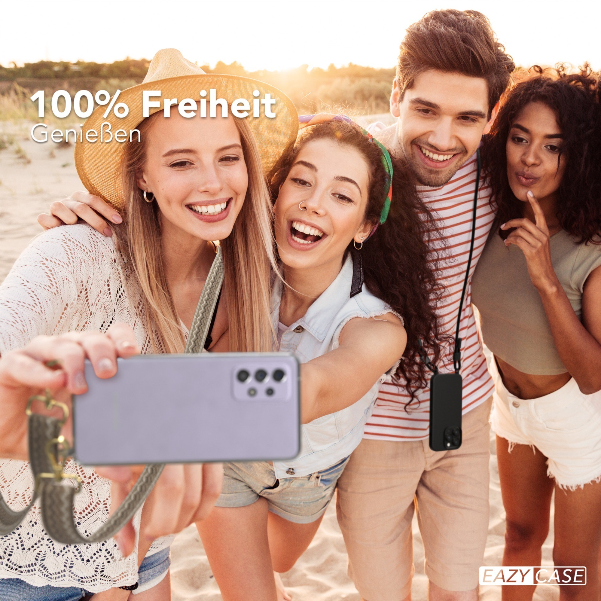 Gruppe von Leuten am Strand macht Selfie mit Telefon und Band. Das Band ist grün.