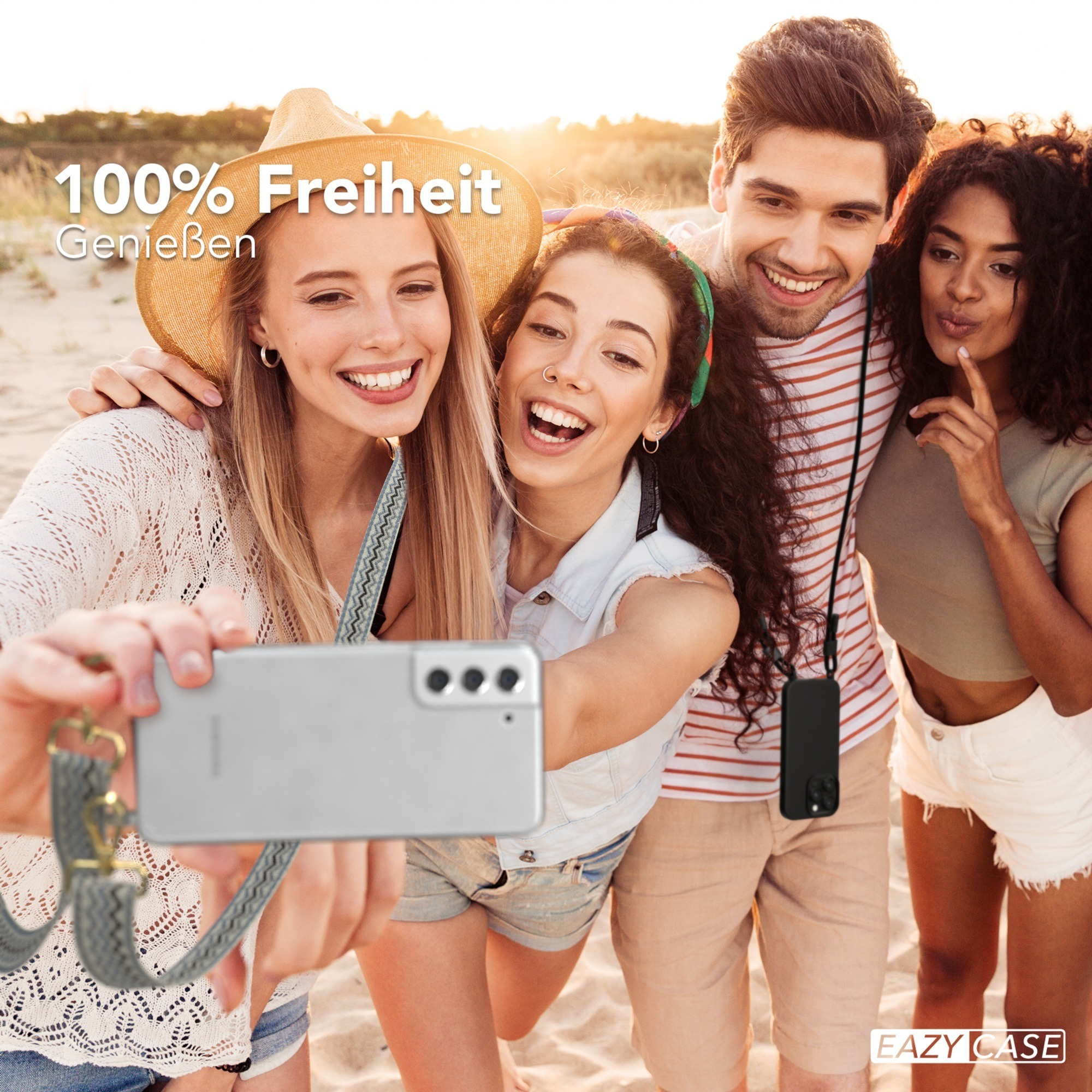 Gruppe von vier Freunden, die ein Selfie mit einem silbernen Telefon mit grauem Riemen machen.