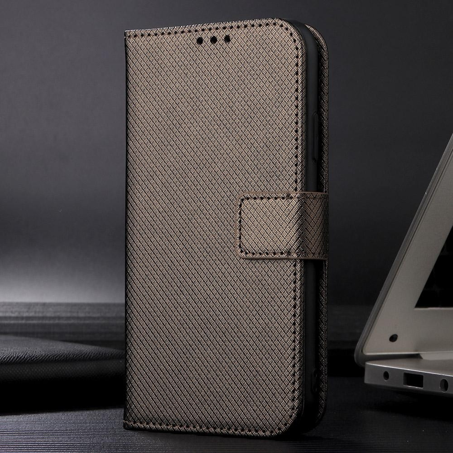 Eine braune Brieftaschen-Handyhülle, geschlossen, mit strukturiertem Muster und Magnetverschluss.