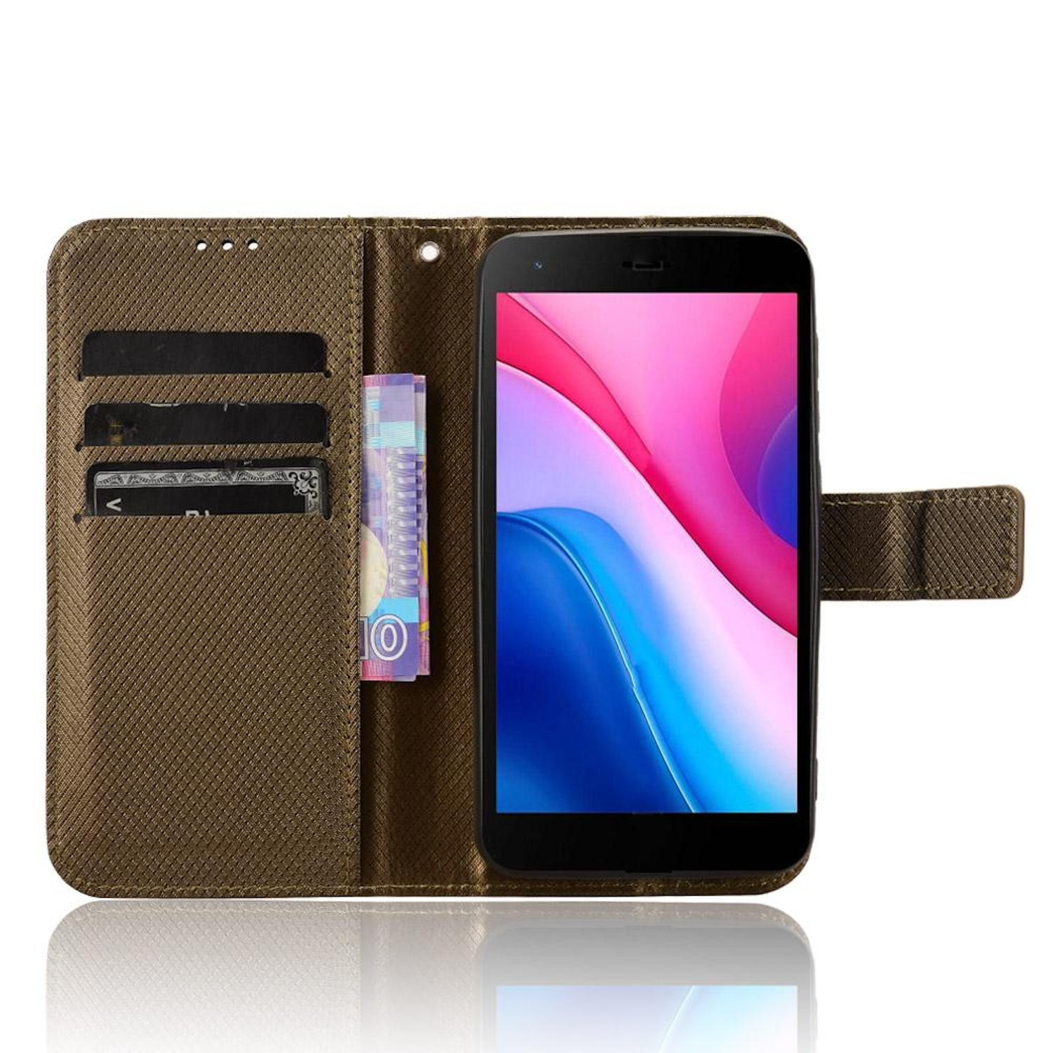 Geöffnete Handyhülle mit Telefon, Geld und Karten, isoliert auf weißem Hintergrund.