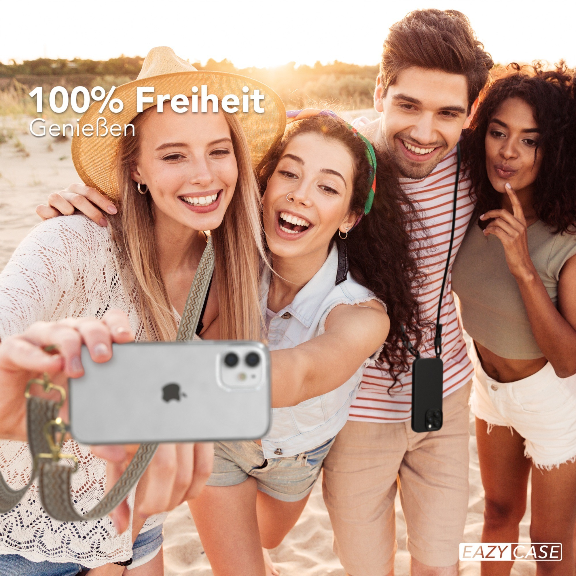 Vier Personen machen ein Selfie am Strand mit dem Telefon. Das Bild hat Text auf Deutsch.