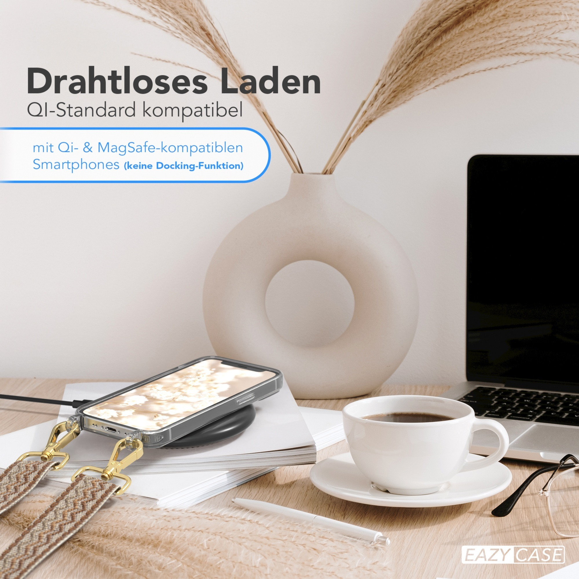 Ein Tisch mit einer Handyhülle, einem Stift, einer Tasse Kaffee und einer Vase. Weißer Hintergrund.