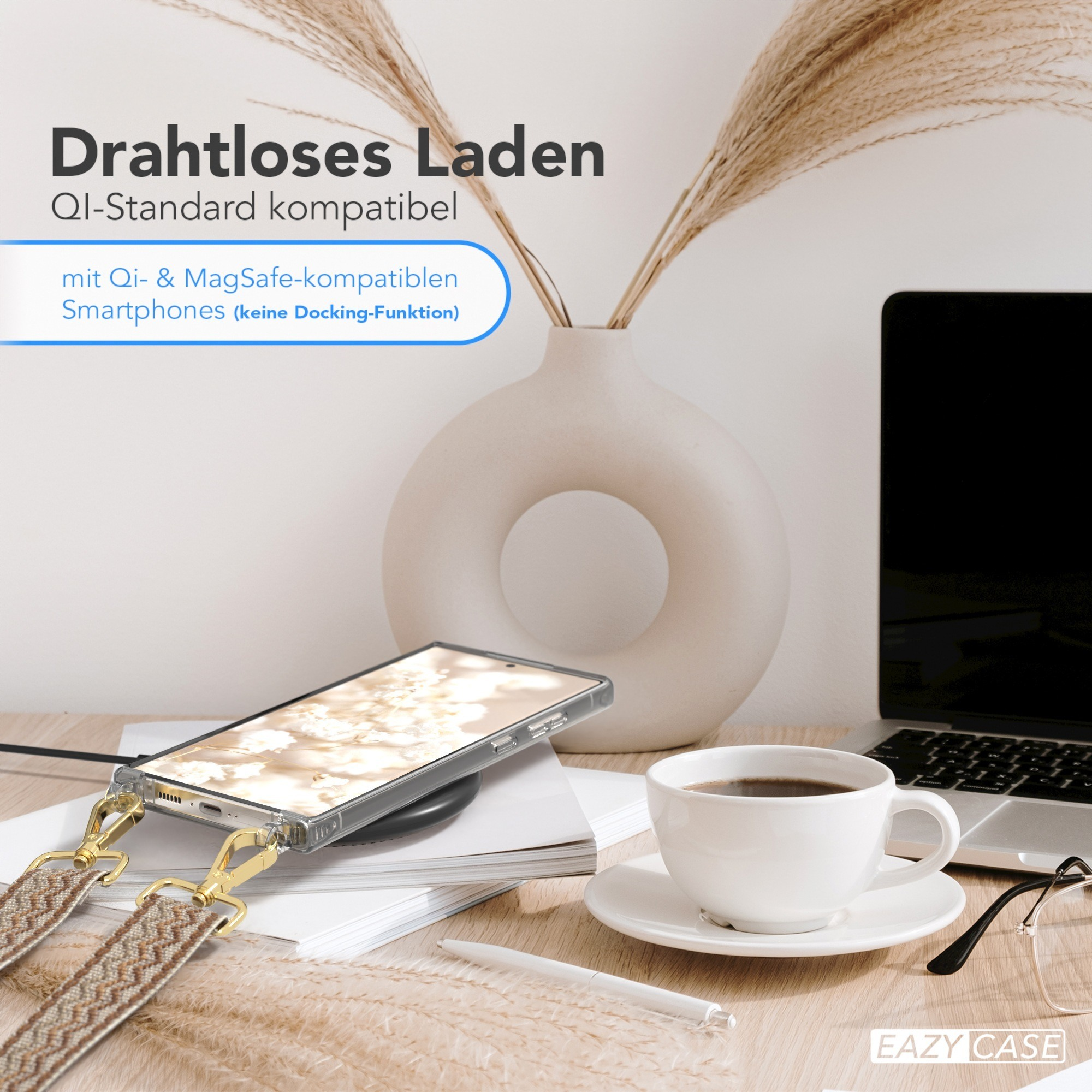 Telefon auf kabellosem Ladegerät mit Kaffeetasse, Blumen und Laptop im Hintergrund.