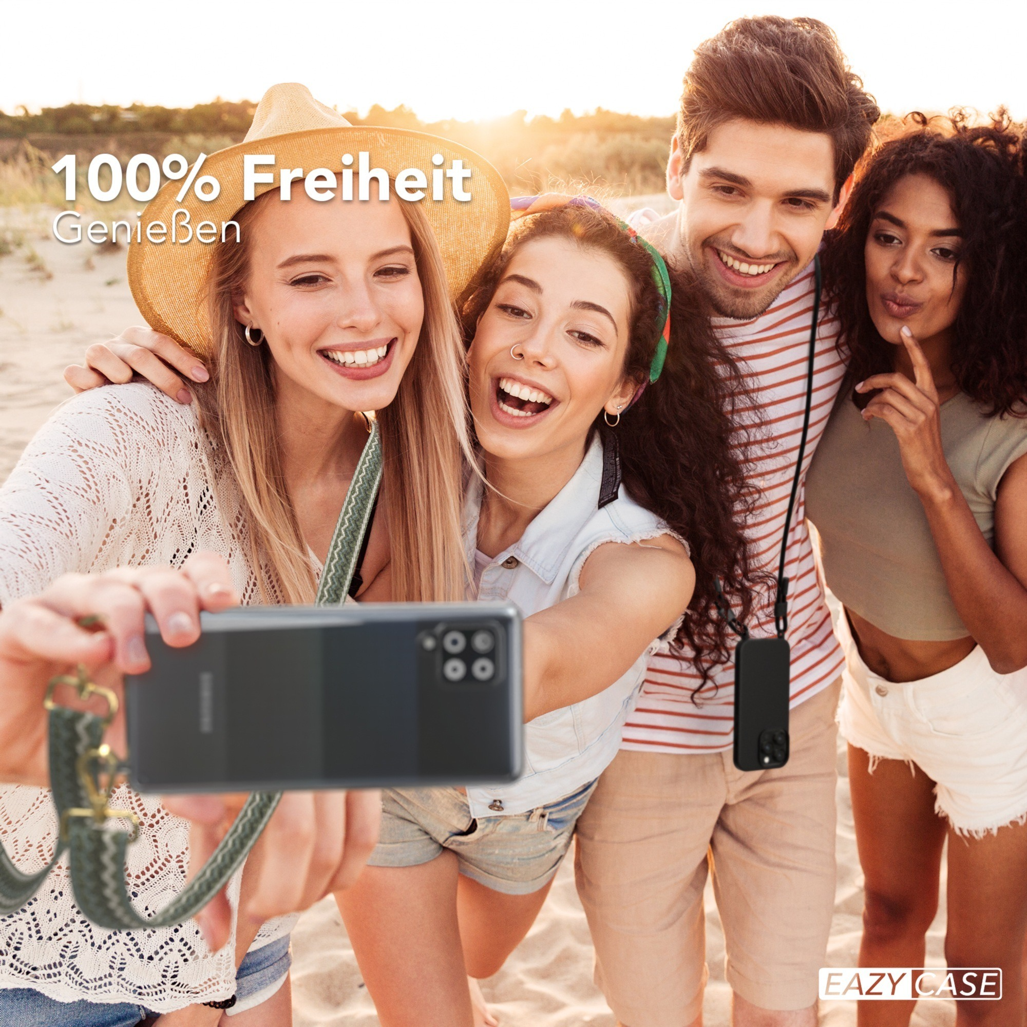Vier Freunde machen ein Selfie am Strand. Einer hält das Telefon, andere lächeln. Handyhülle mit Riemen.