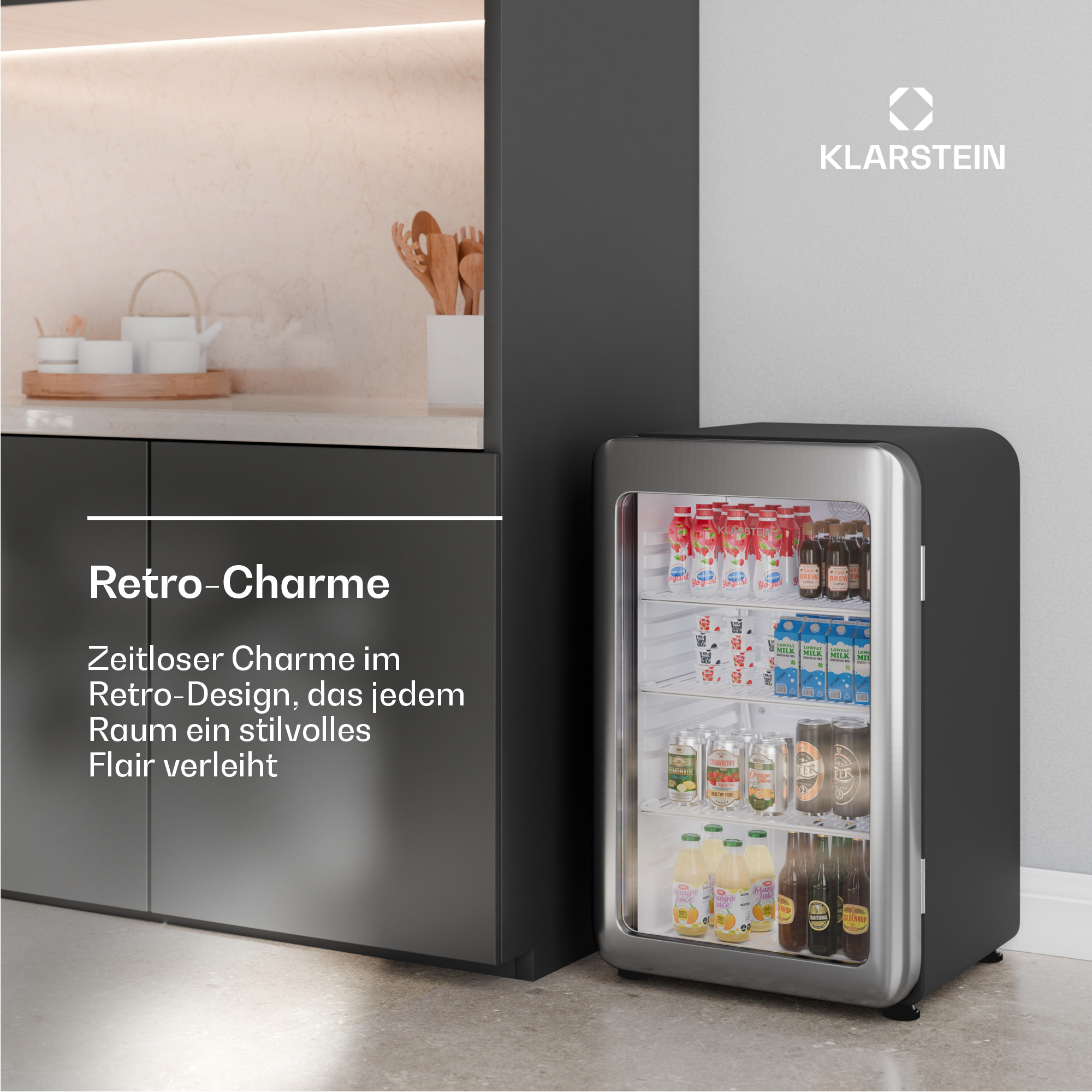 Se muestra un mini refrigerador de estilo retro. En el interior, se ven bebidas. Está sobre una encimera de cocina.