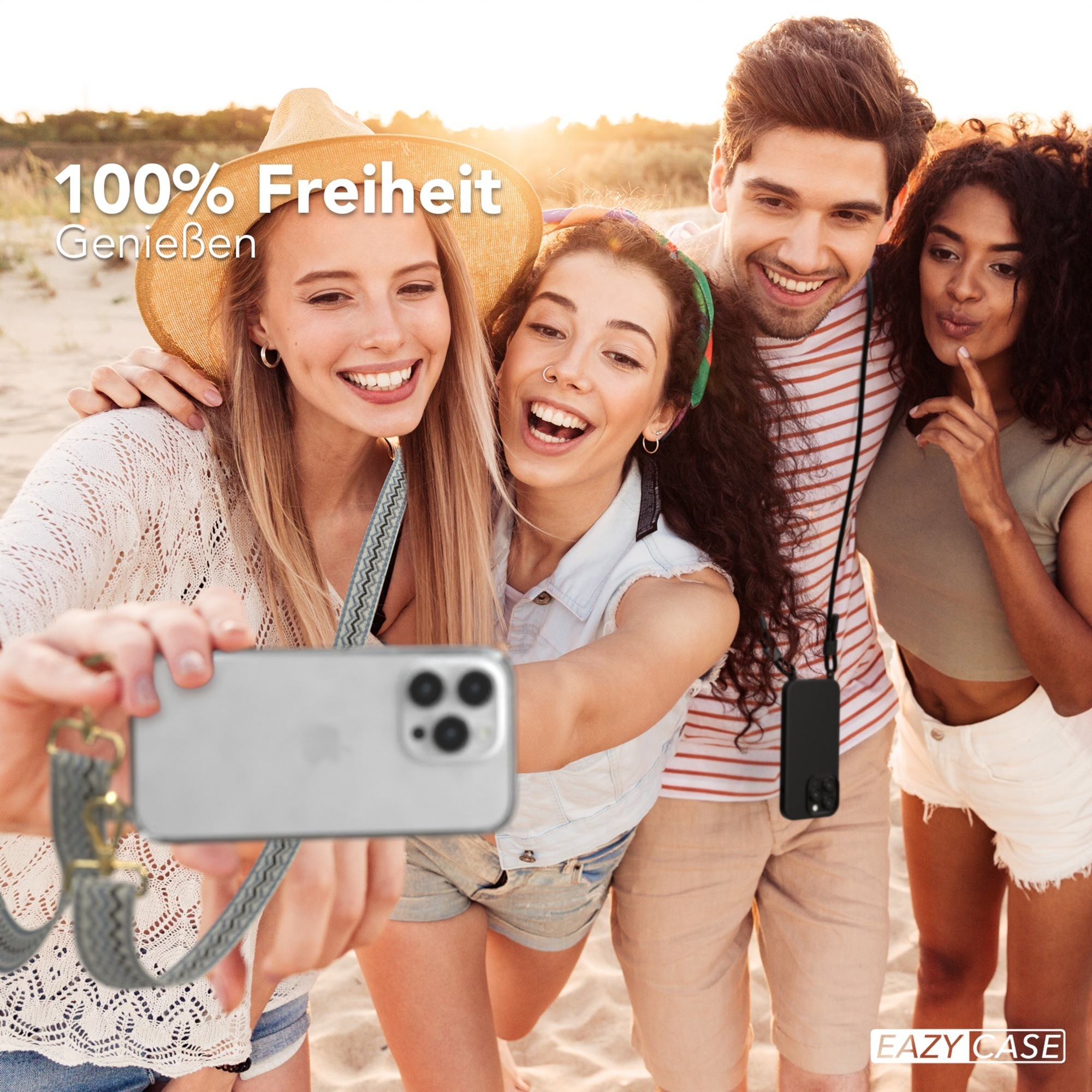 Vier Personen machen ein Selfie mit einem Telefon, mit Strandhintergrund und dem Text "100% Freiheit Genießen".