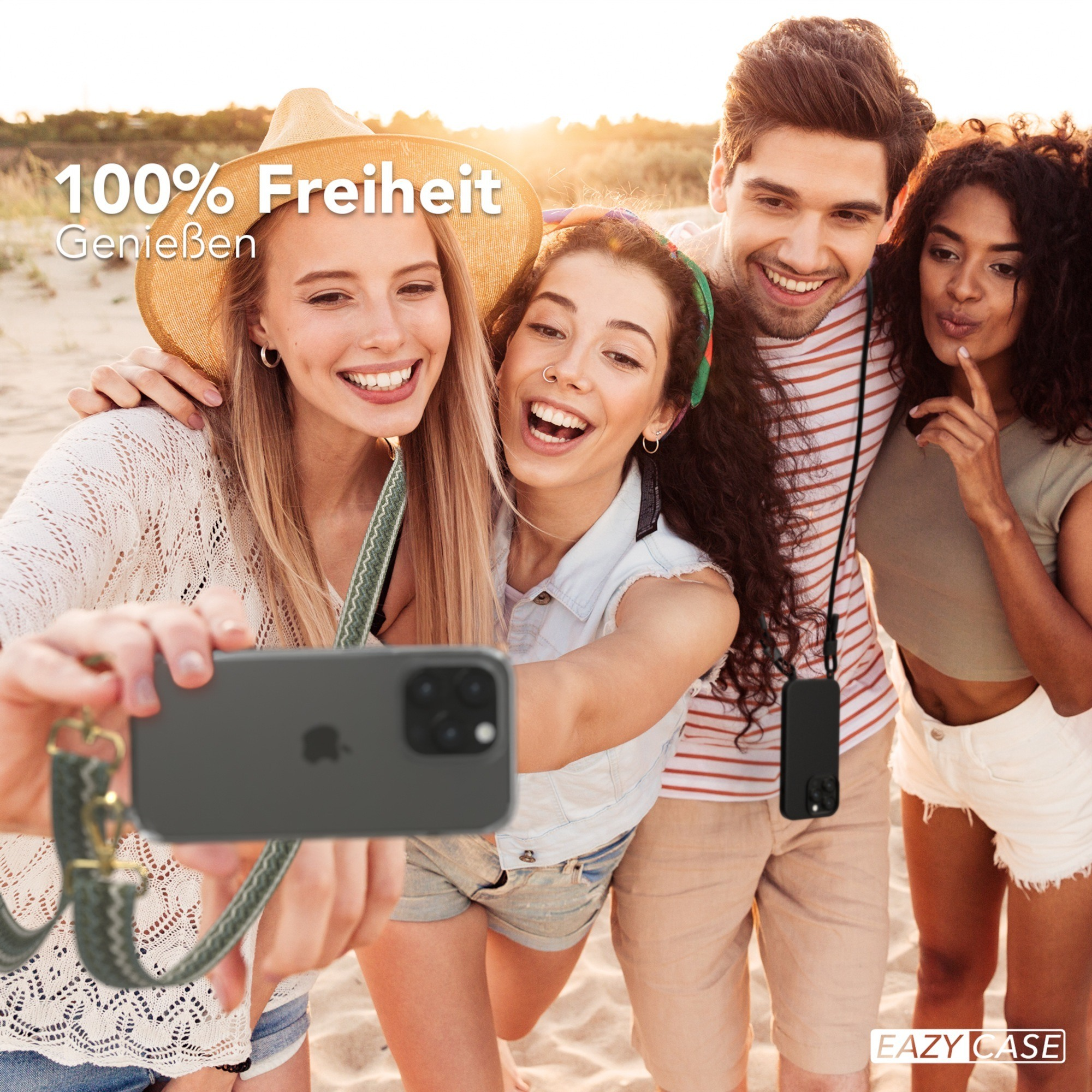 Vier Personen machen ein Selfie mit einem Telefon, mit Strandhintergrund und dem Text "100% Freiheit Genießen".