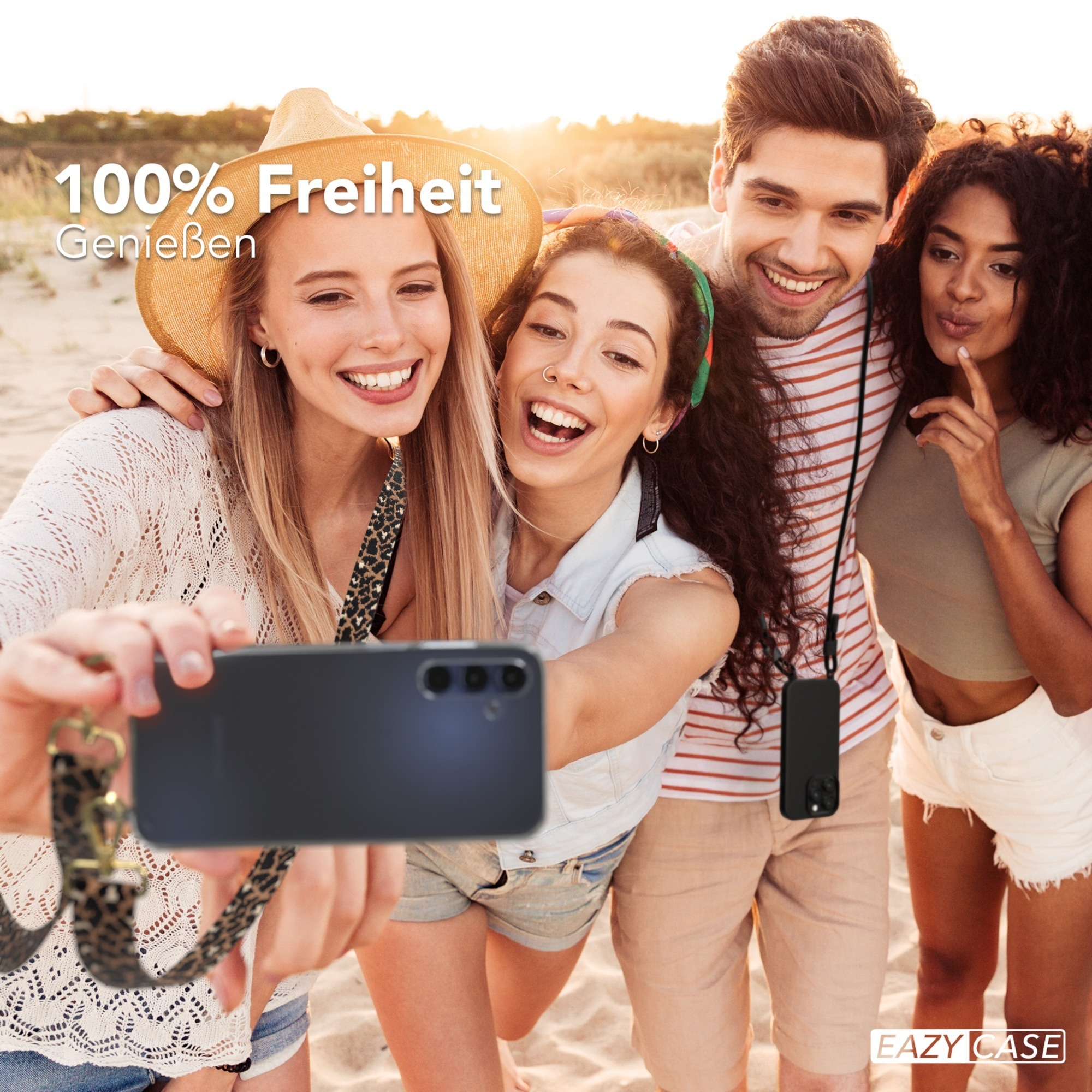 Vier Personen machen ein Selfie am Strand. Einer hält das Telefon mit einem Leopardenmuster-Riemen.