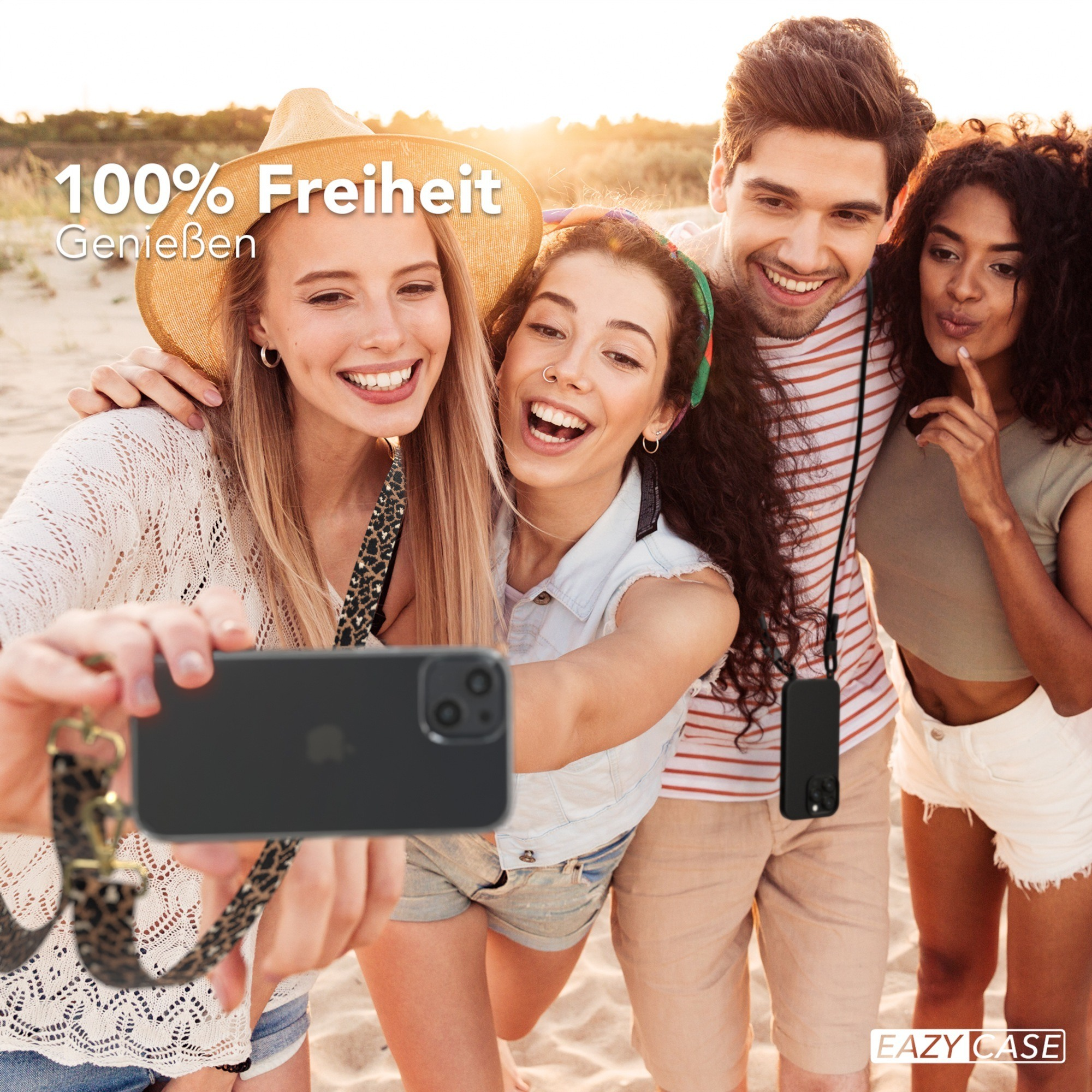 Vier Personen machen ein Selfie am Strand. Der Text lautet 100% Freiheit. Das Telefon ist an einem Gurt befestigt.