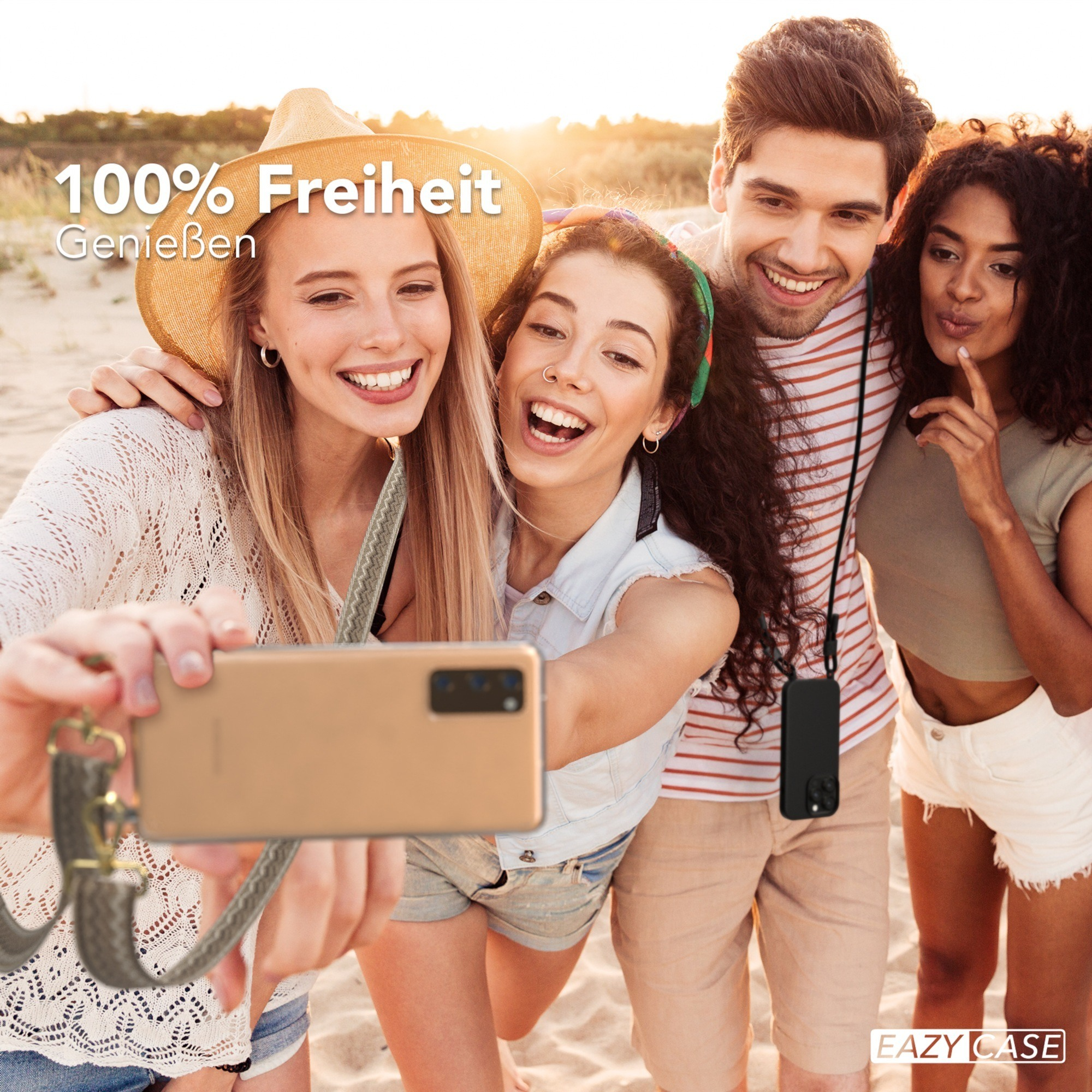 Vier lächelnde Personen machen ein Selfie mit einem Telefon. Das Telefon hat einen Riemen.