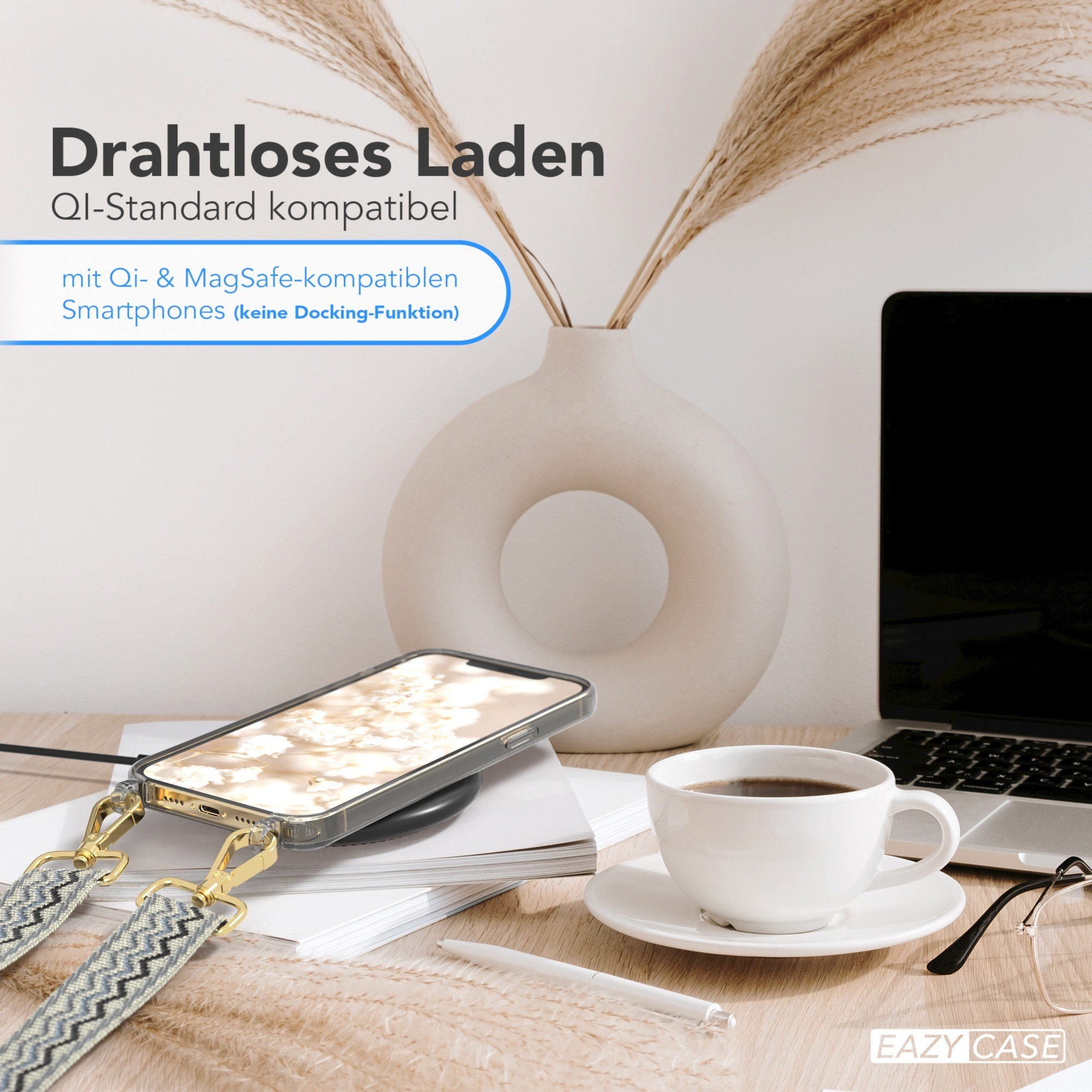 Telefon, der auf einem kabellosen Ladegerät geladen wird. Kaffee, Vase und Laptop auf einem Holztisch.