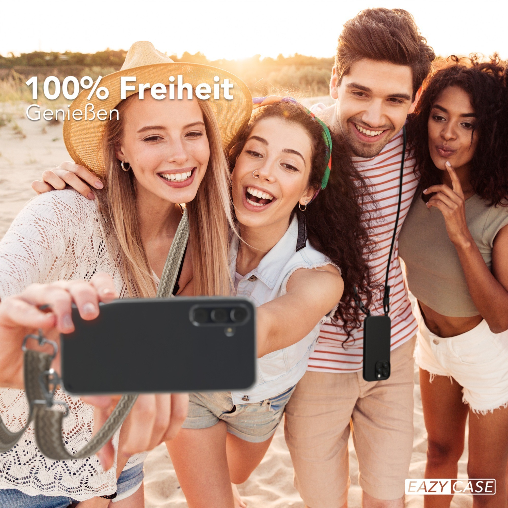 Freunde machen Selfie mit Handyhülle und Trageriemen am Strand.