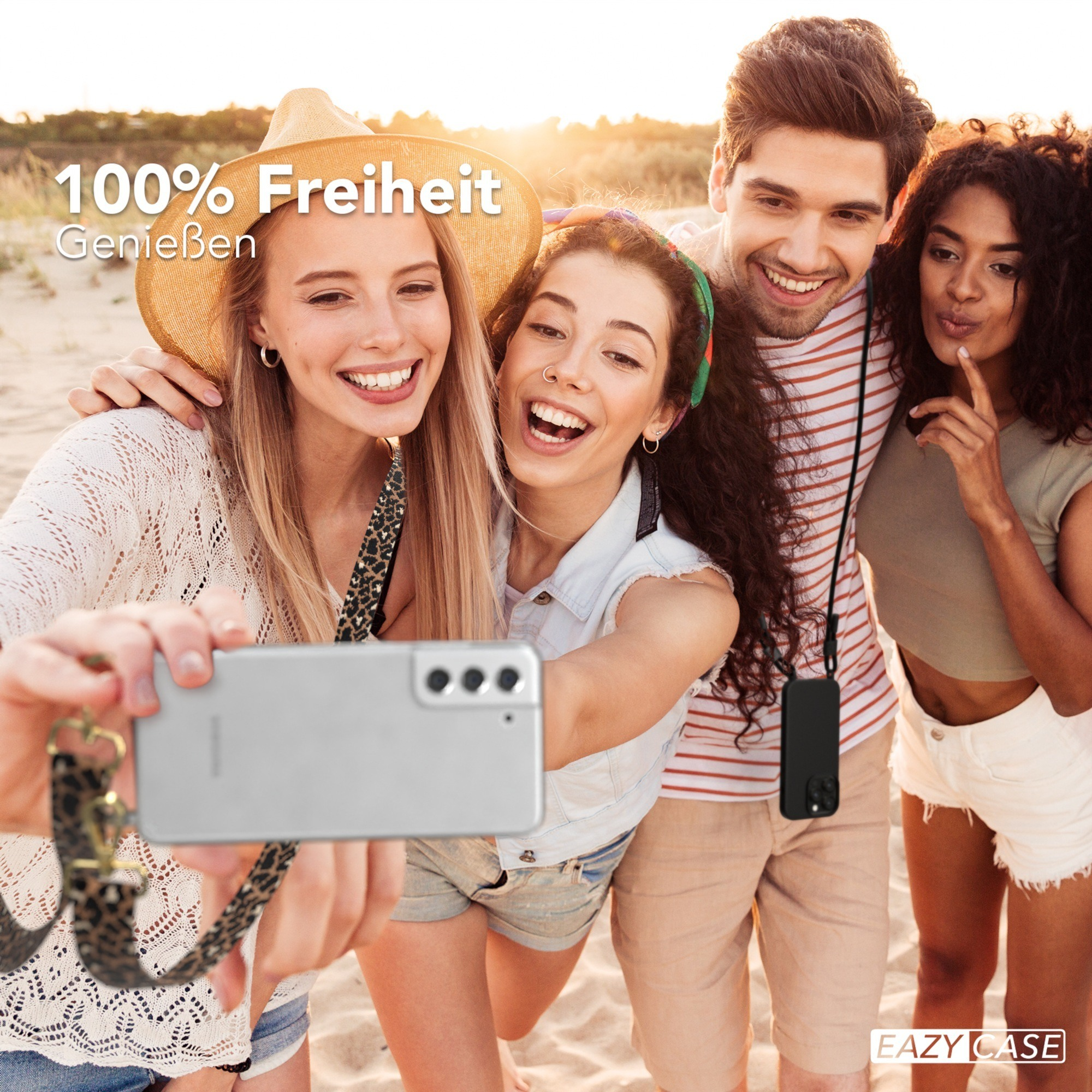 Freundesgruppe macht ein Selfie mit einem Telefon. Leopardenmuster-Telefongurt.