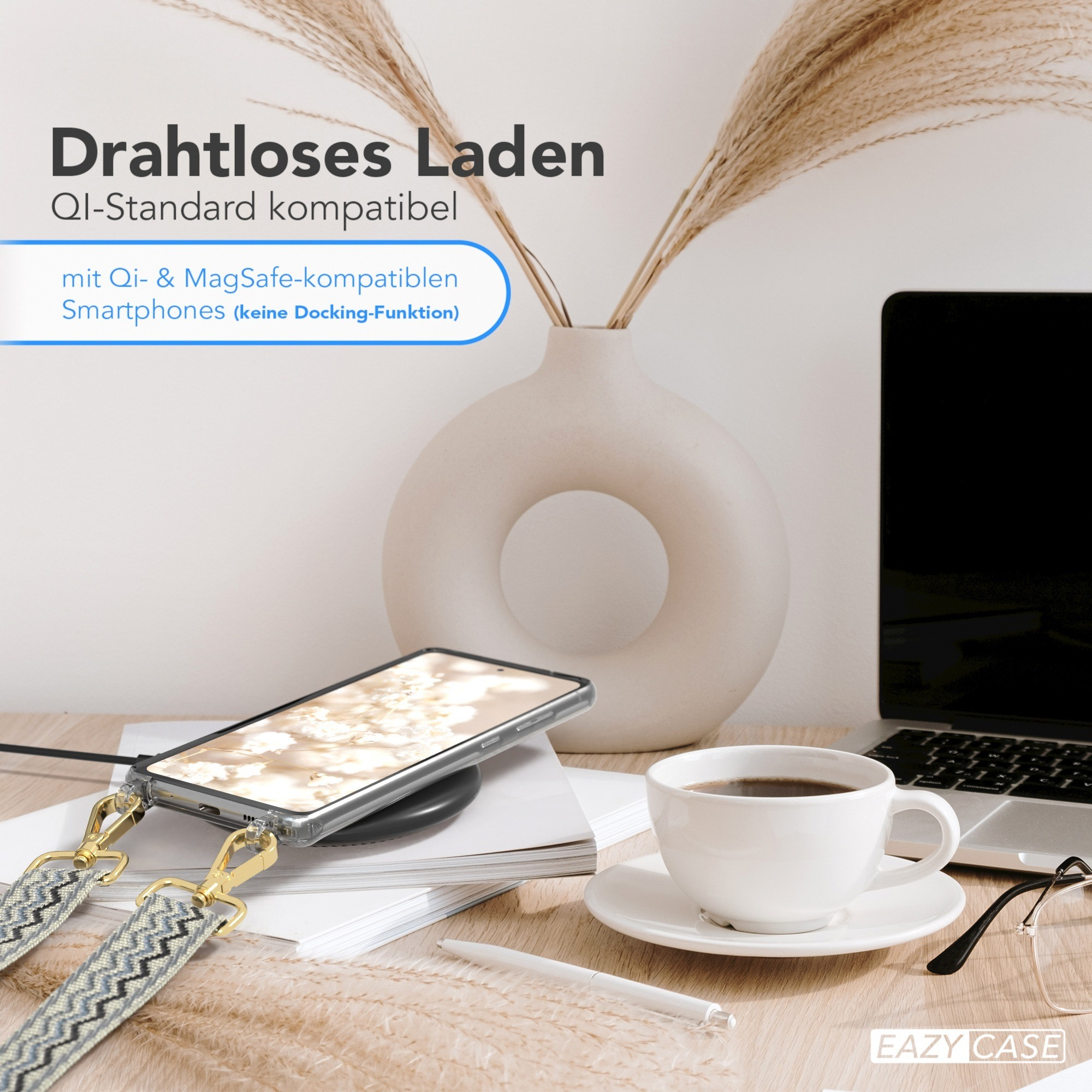 Telefon auf kabellosem Ladegerät mit Kaffeetasse und Laptop.