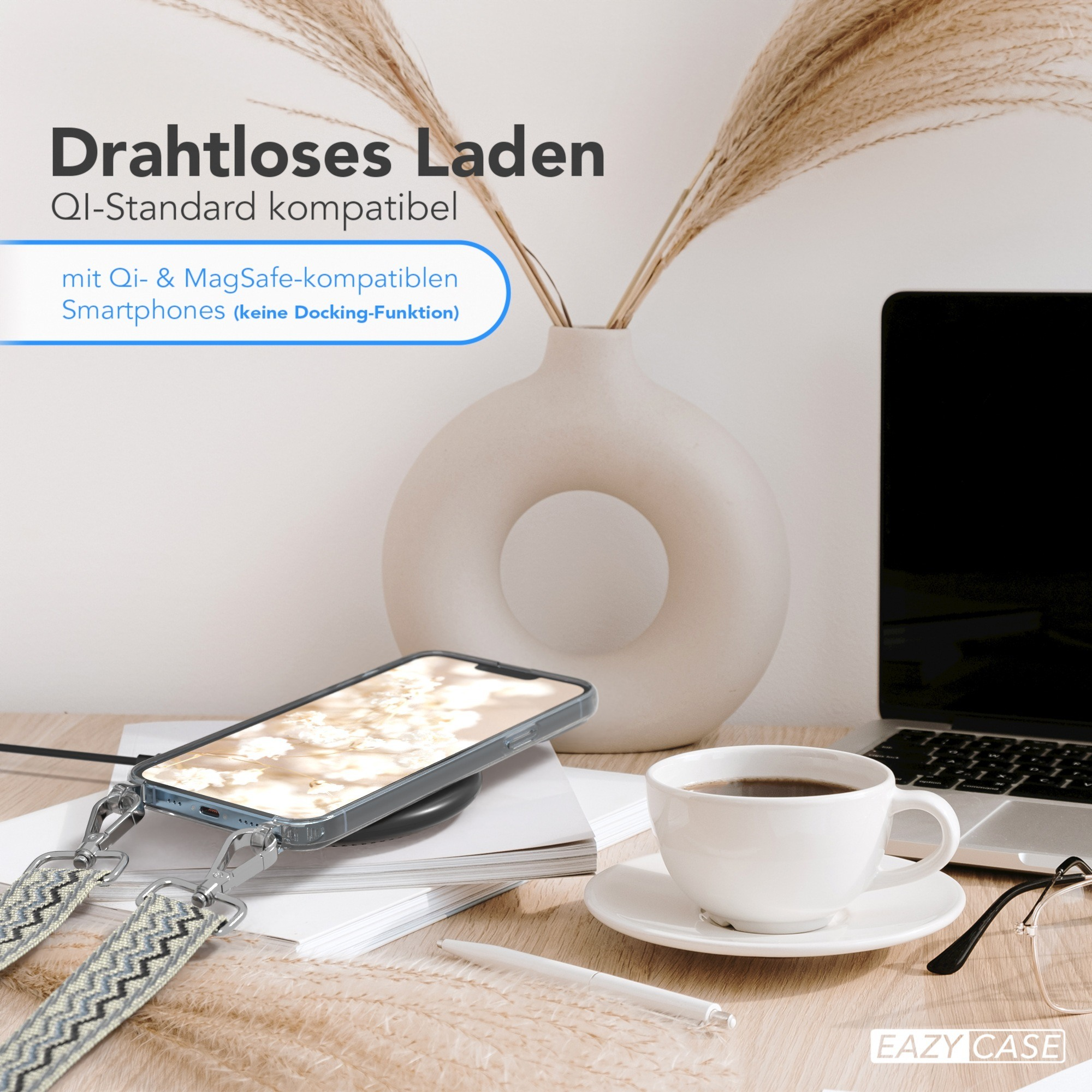 Ein Telefon auf einem Ladepad auf einem Schreibtisch. Es gibt eine Kaffeetasse, eine Brille und einen Laptop.