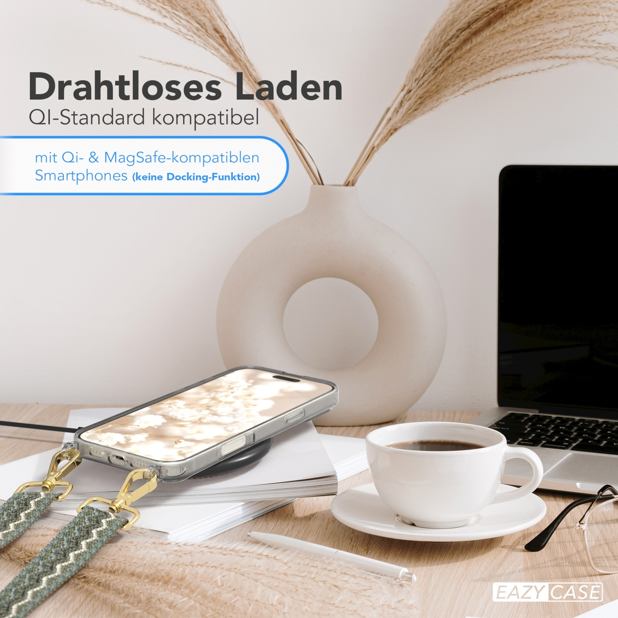 Telefon kabellos auf dem Schreibtisch laden. Kaffeetasse, Laptop und Vase im Hintergrund. Kabelloses Laden.