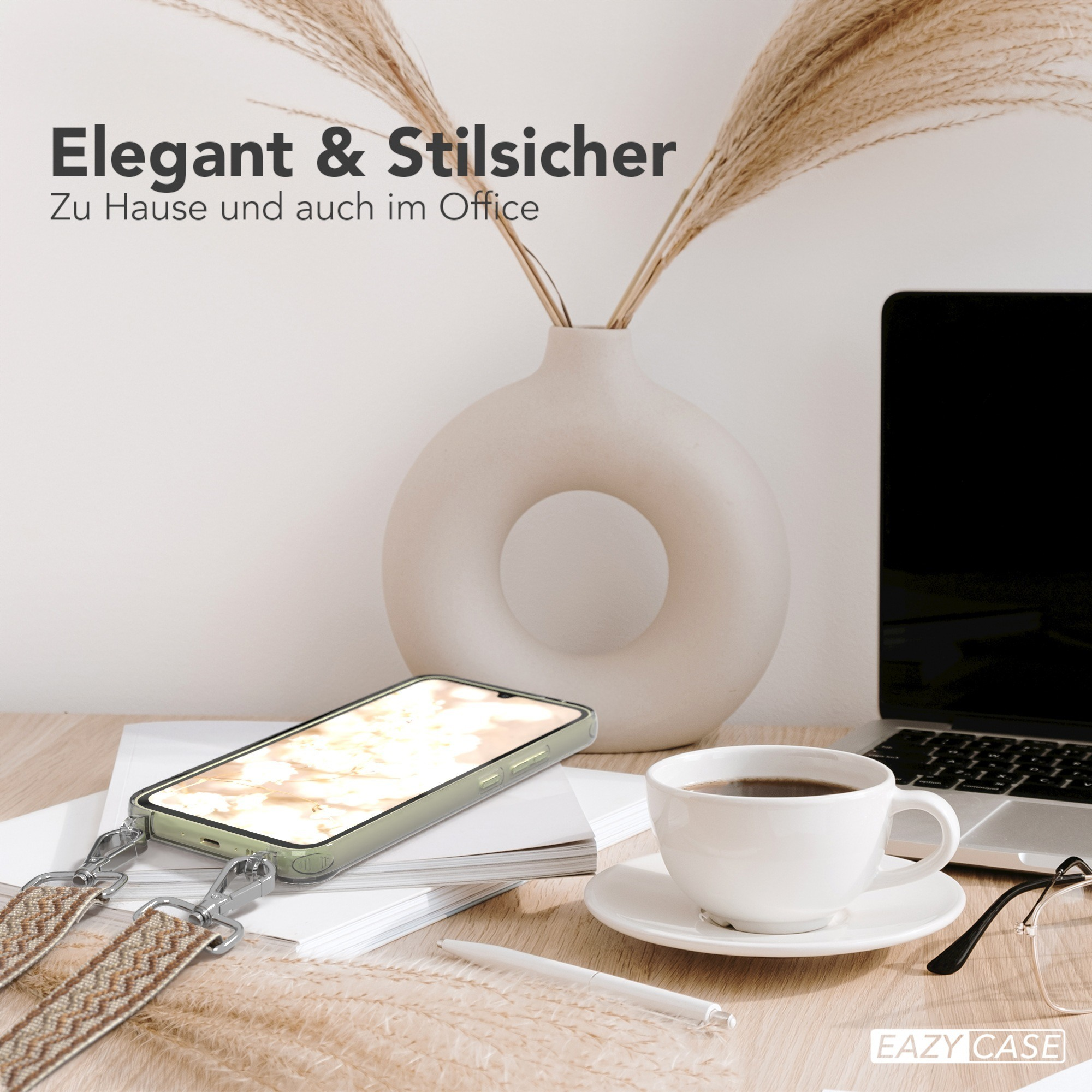 Ein Telefon auf einem kabellosen Ladegerät. Eine Tasse Kaffee, ein Laptop und Blumen auf einem Schreibtisch.