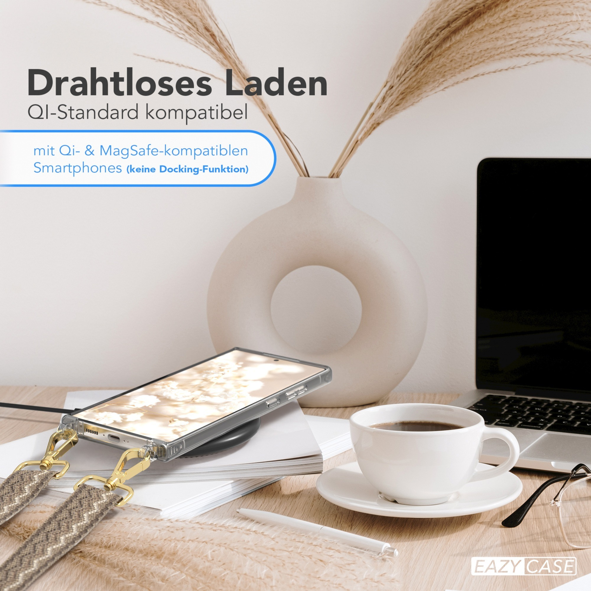 Telefon lädt drahtlos, neben Kaffee, Laptop und Vase.