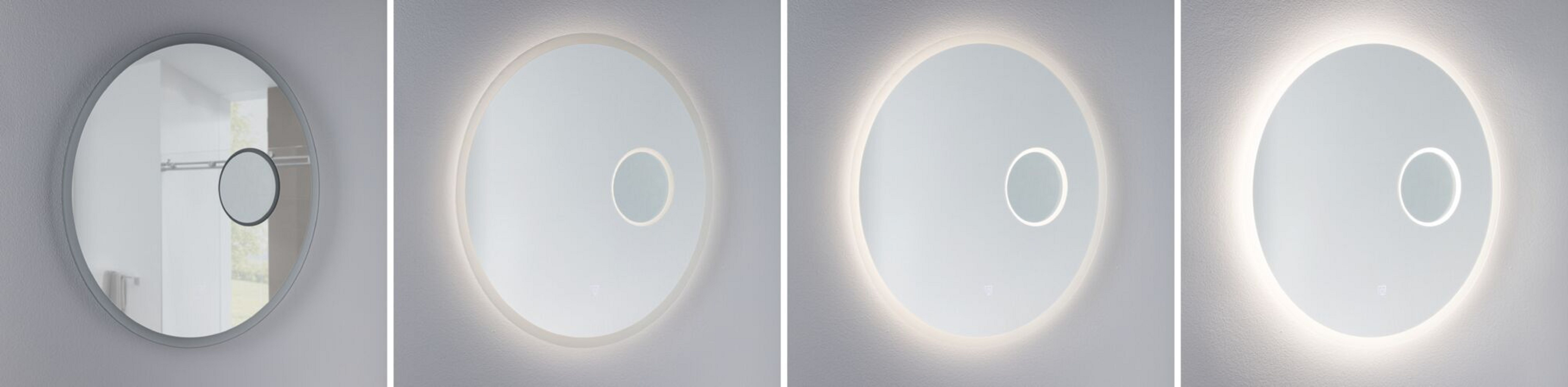 Eine Reihe von vier runden Spiegeln mit verschiedenen Lichteinstellungen, an einer weißen Wand.