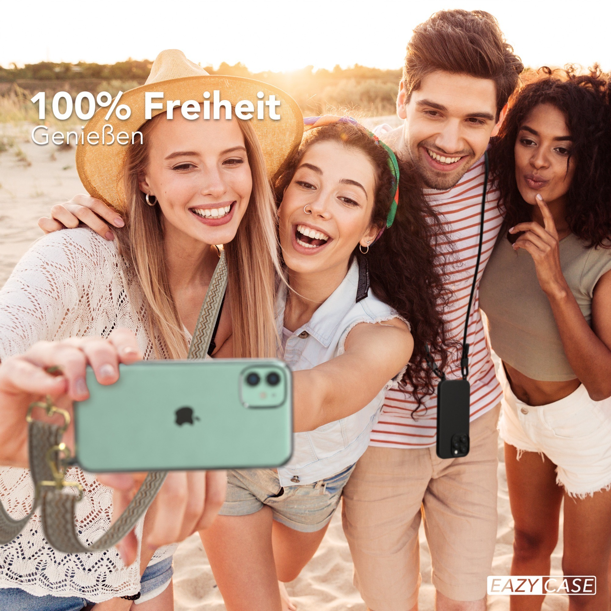 Vier Personen machen ein Selfie mit einem Handy am Strand. Das Telefon hat eine Hülle mit einem angebrachten Faden.