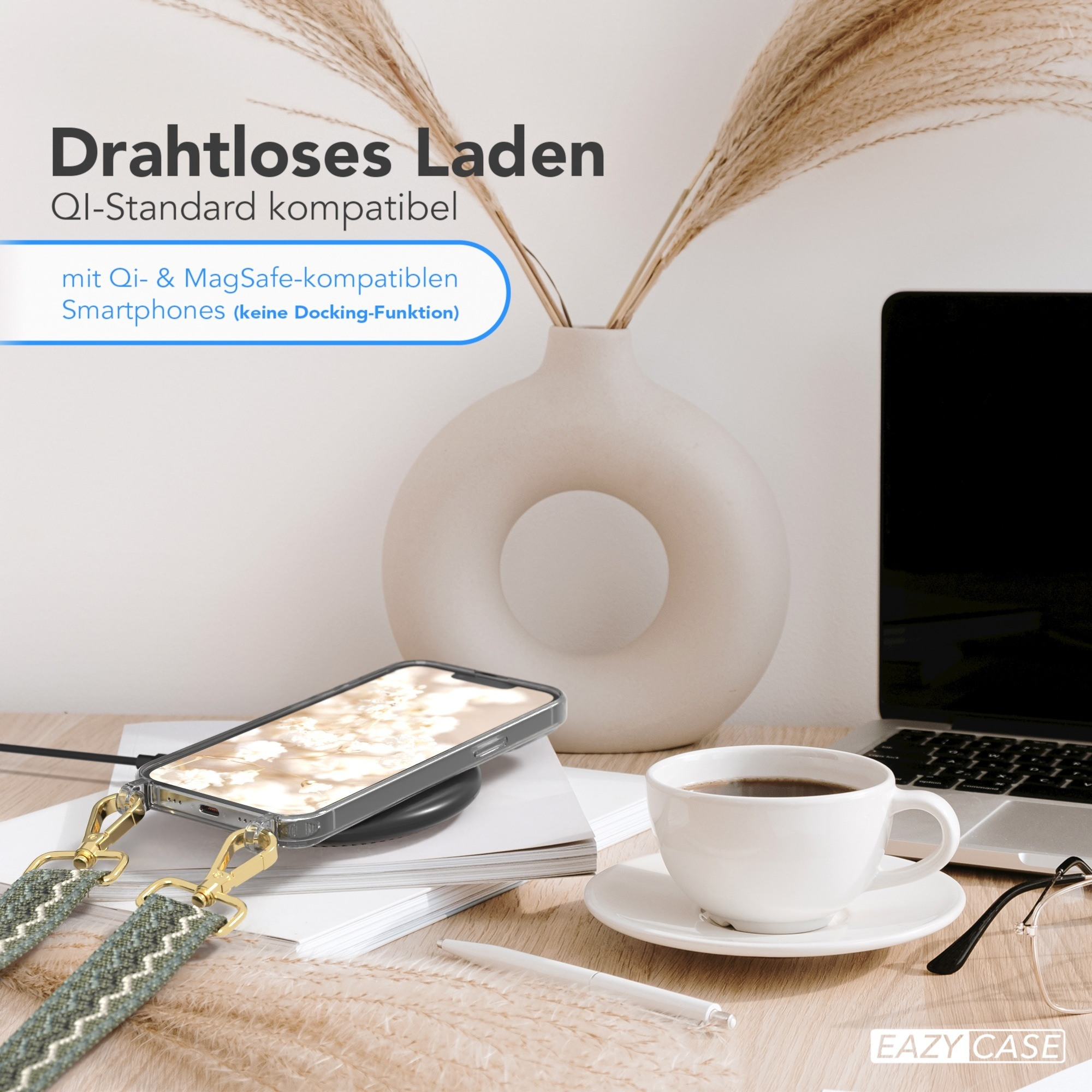 Telefon auf kabellosem Ladegerät, mit Kaffeetasse und Brille. Holztisch.