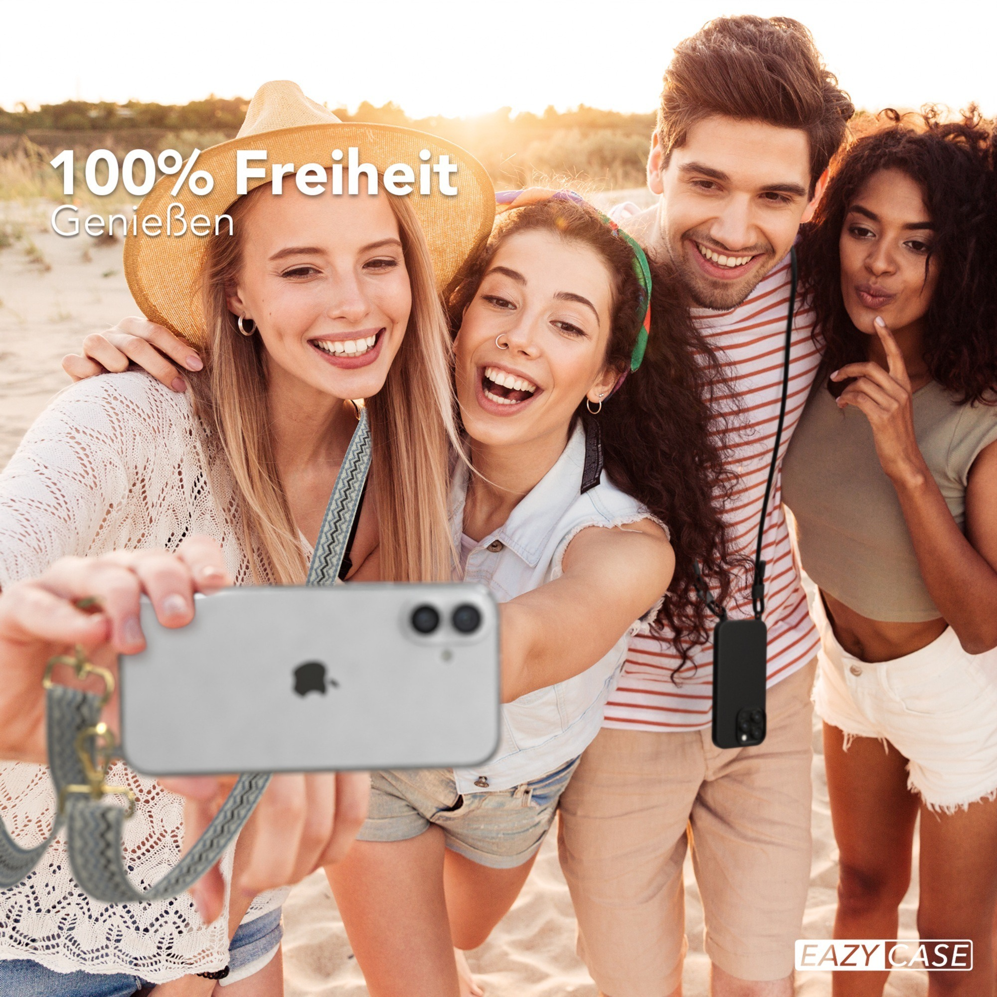 Vier Personen machen ein Selfie am Strand mit einem Telefon mit Riemen.