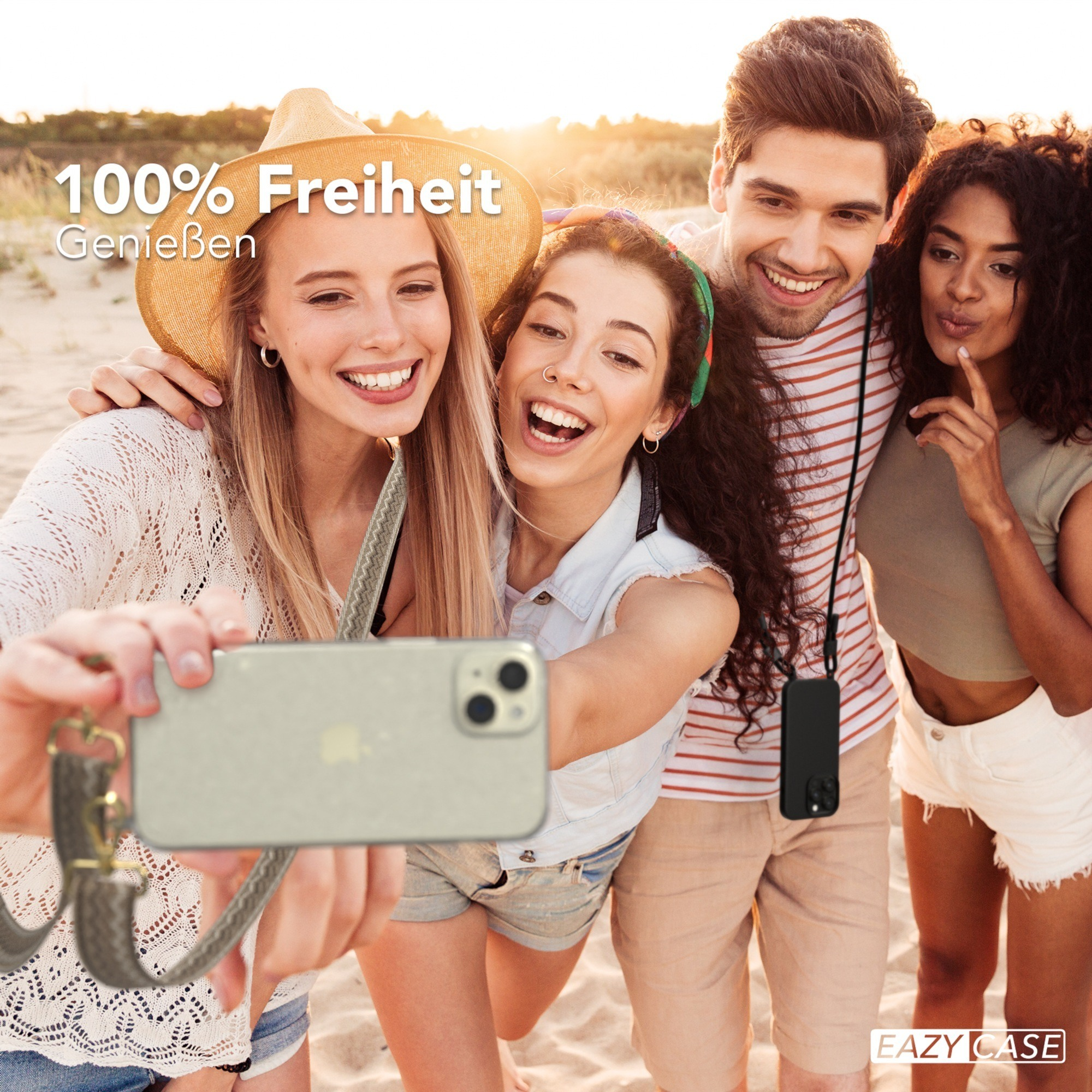 Vier Personen halten ein Telefon und machen ein Selfie am Strand. Der Text auf dem Bild lautet: 100% Freiheit.