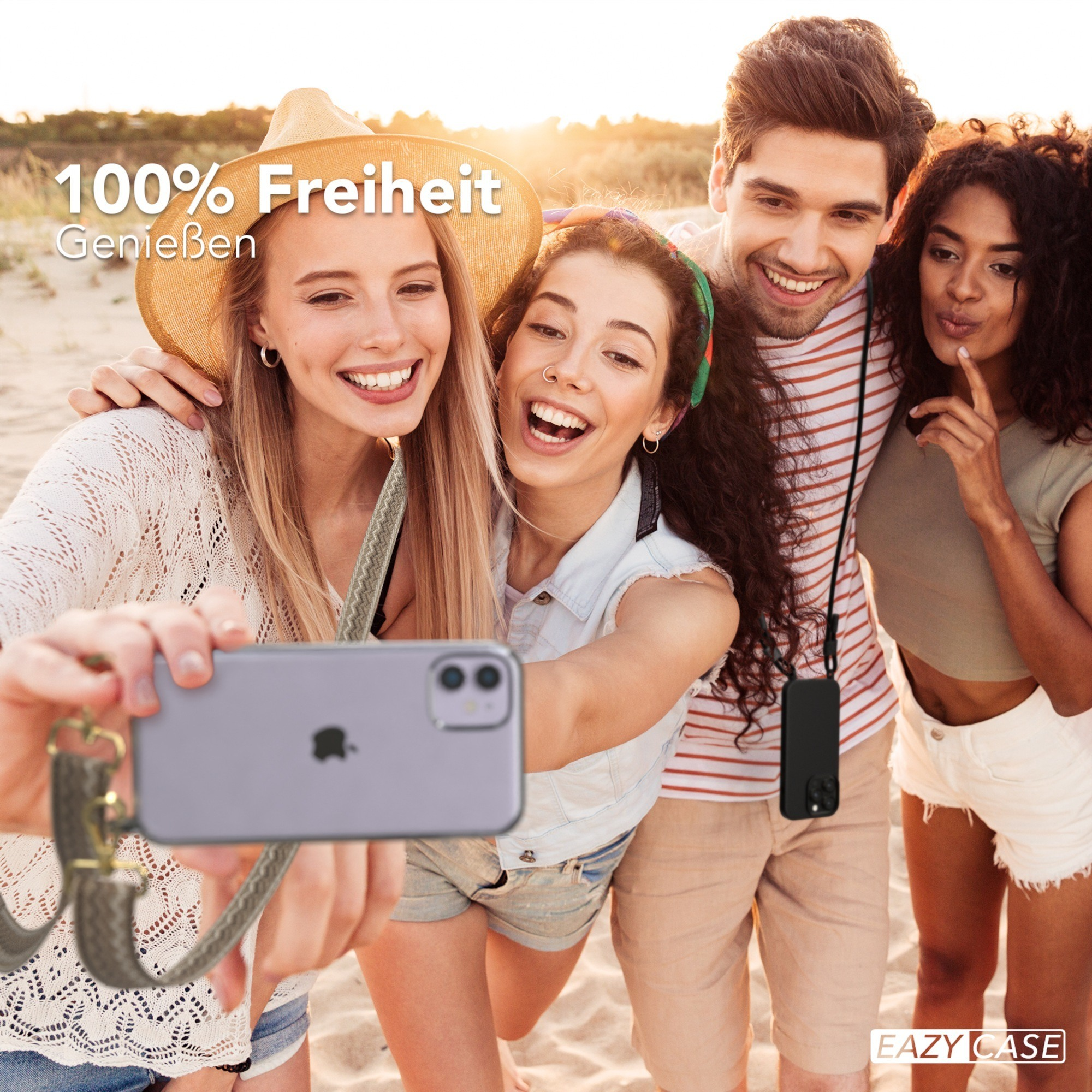 Vier Personen machen ein Selfie am Strand, wobei sie ein Telefon mit Trageriemen verwenden.