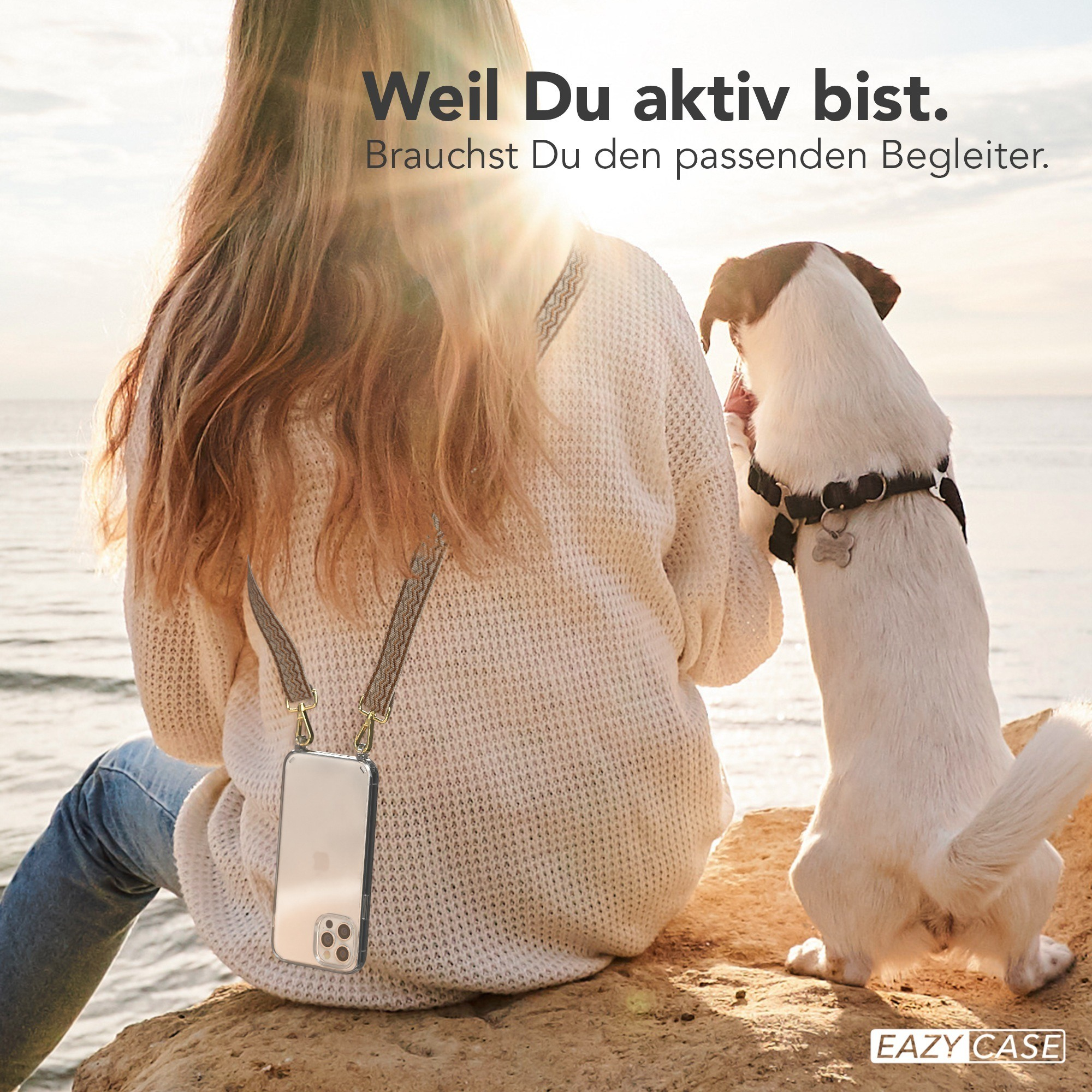 Frau mit Handyhülle, Hund und sonnige Szene im Freien.