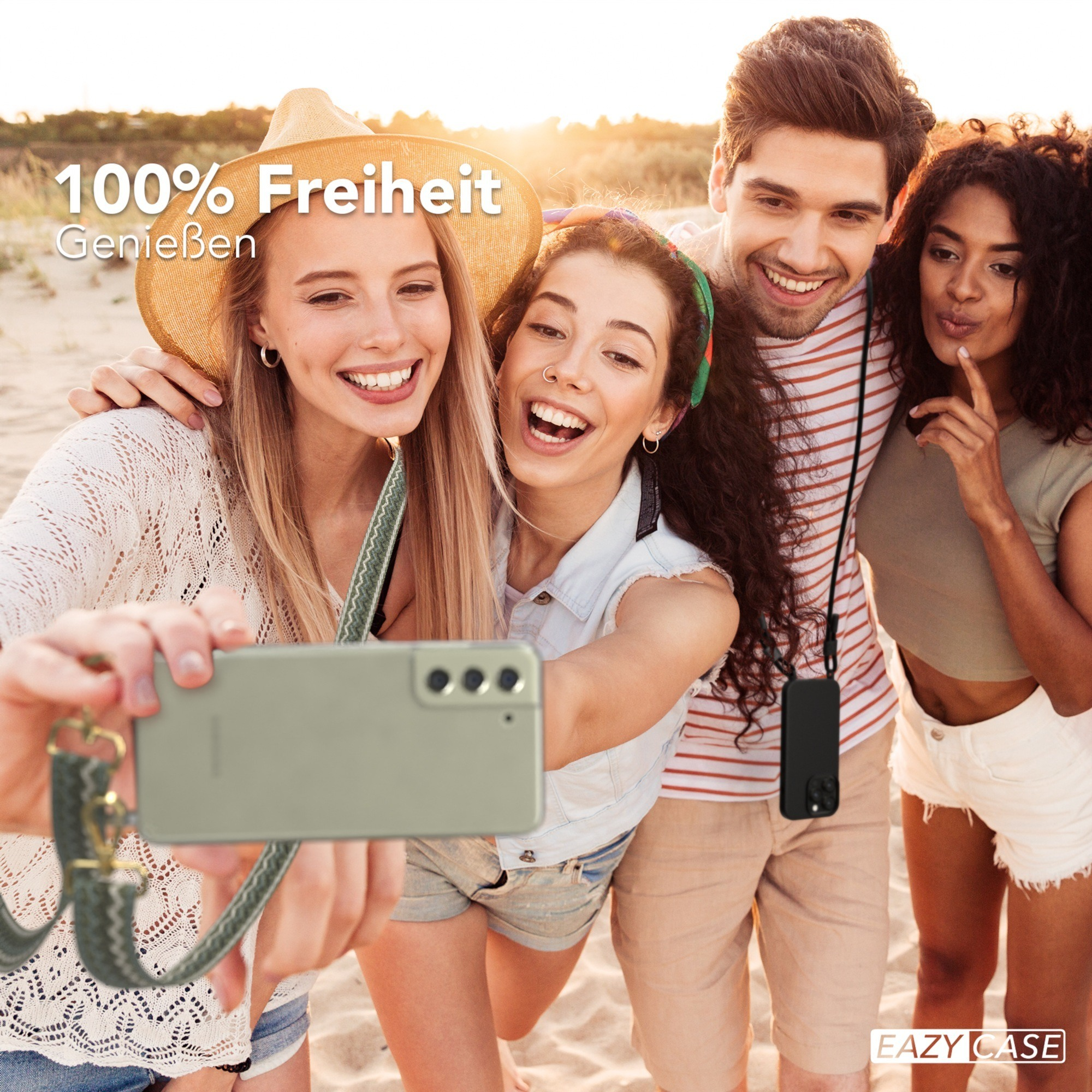 Vier Personen machen ein Selfie am Strand, zwei halten Telefone mit Riemen.