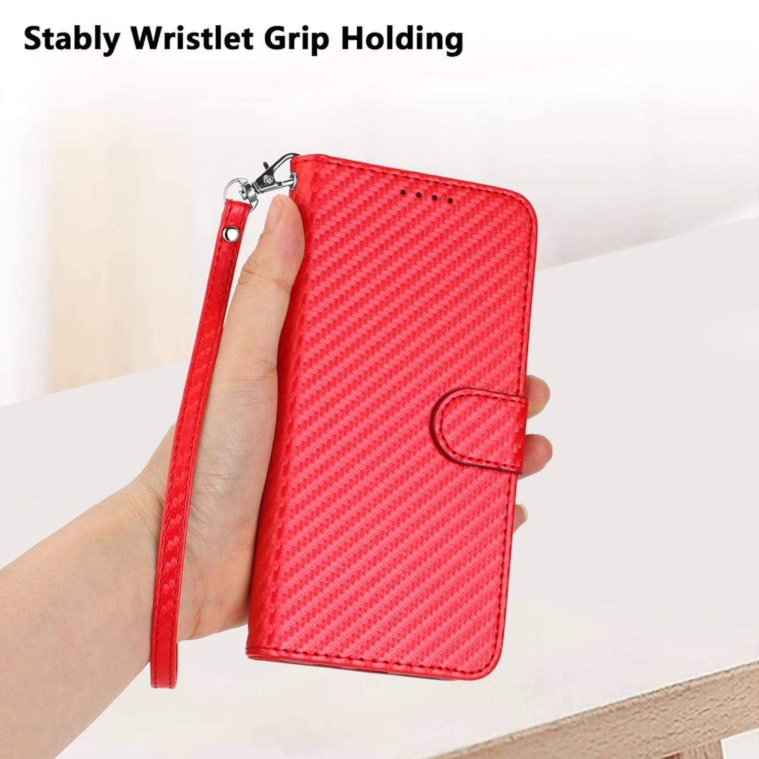La mano de una persona sosteniendo una funda roja para teléfono con una correa de muñeca.