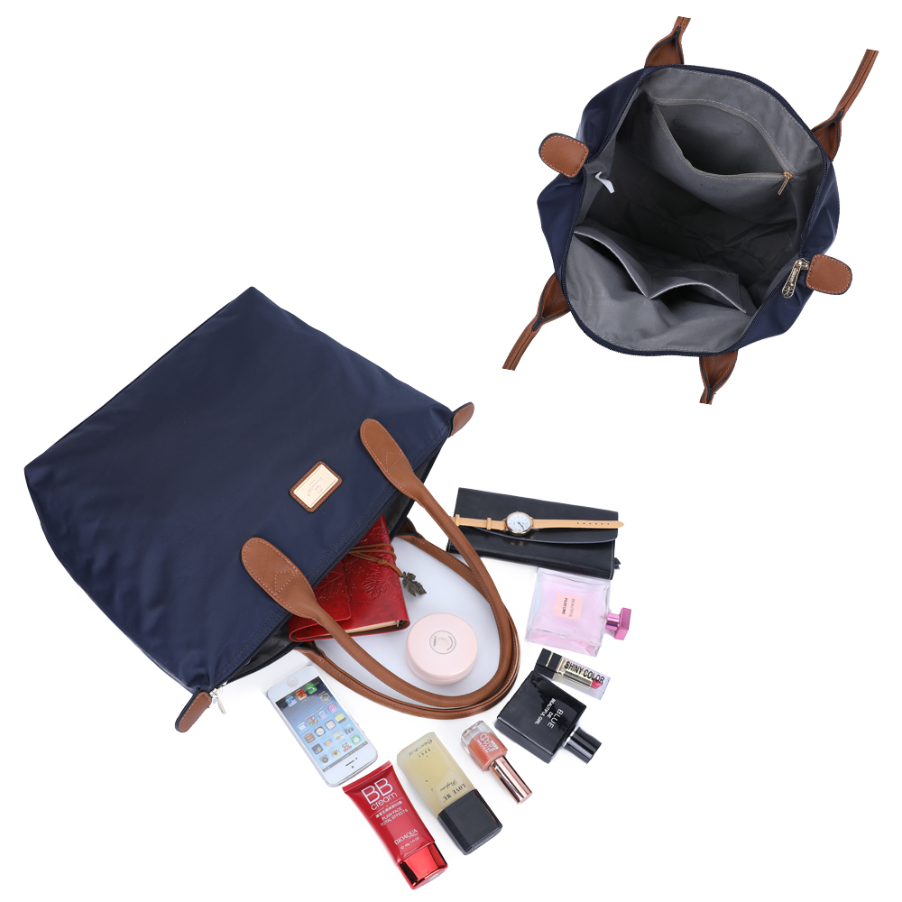 Un bolso con su contenido: cartera, reloj, perfume, teléfono, maquillaje y pintalabios.