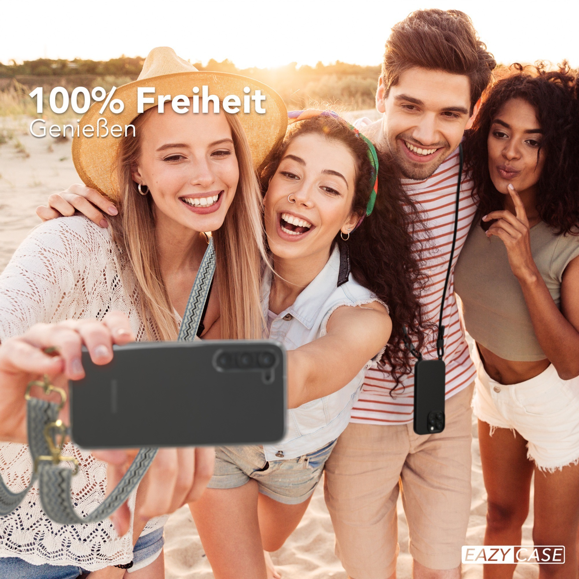 Vier Personen machen ein Selfie mit Telefon und Gurt.