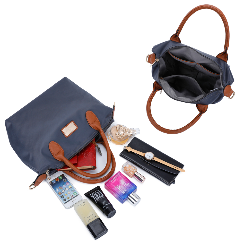 Zwei Taschen, eine geöffnet mit Inhalt. Enthält Parfüm, Telefon, Geldbörse und Kosmetika.